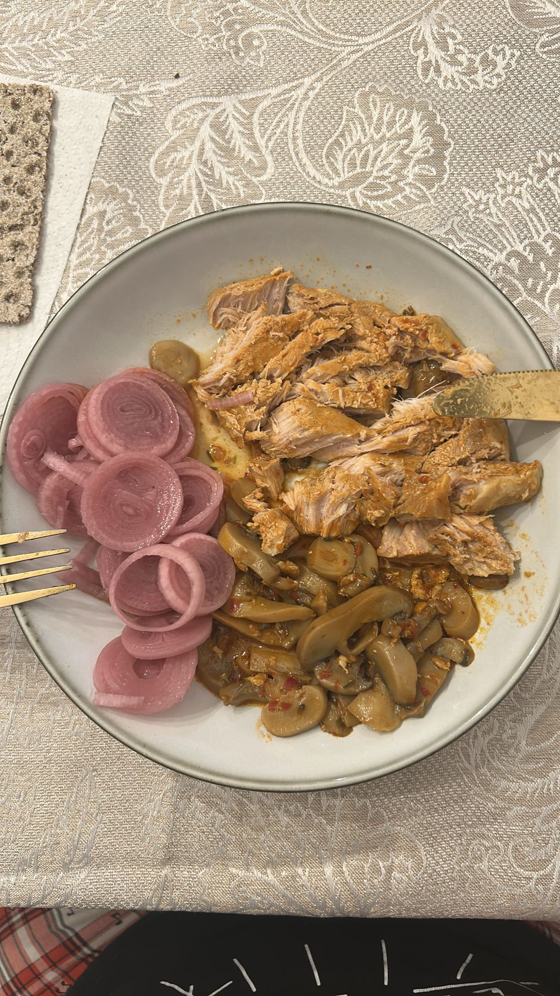 Carne cu ciuperci și ceapă