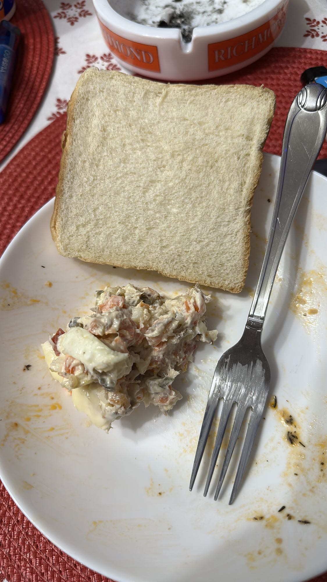 Sandviș cu salată de legume