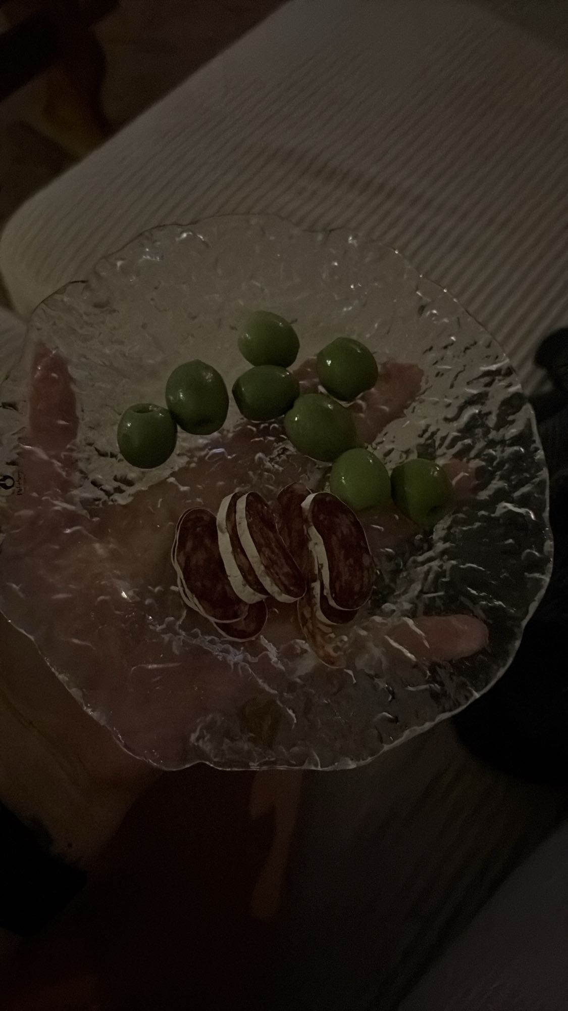 Salami och gröna oliver