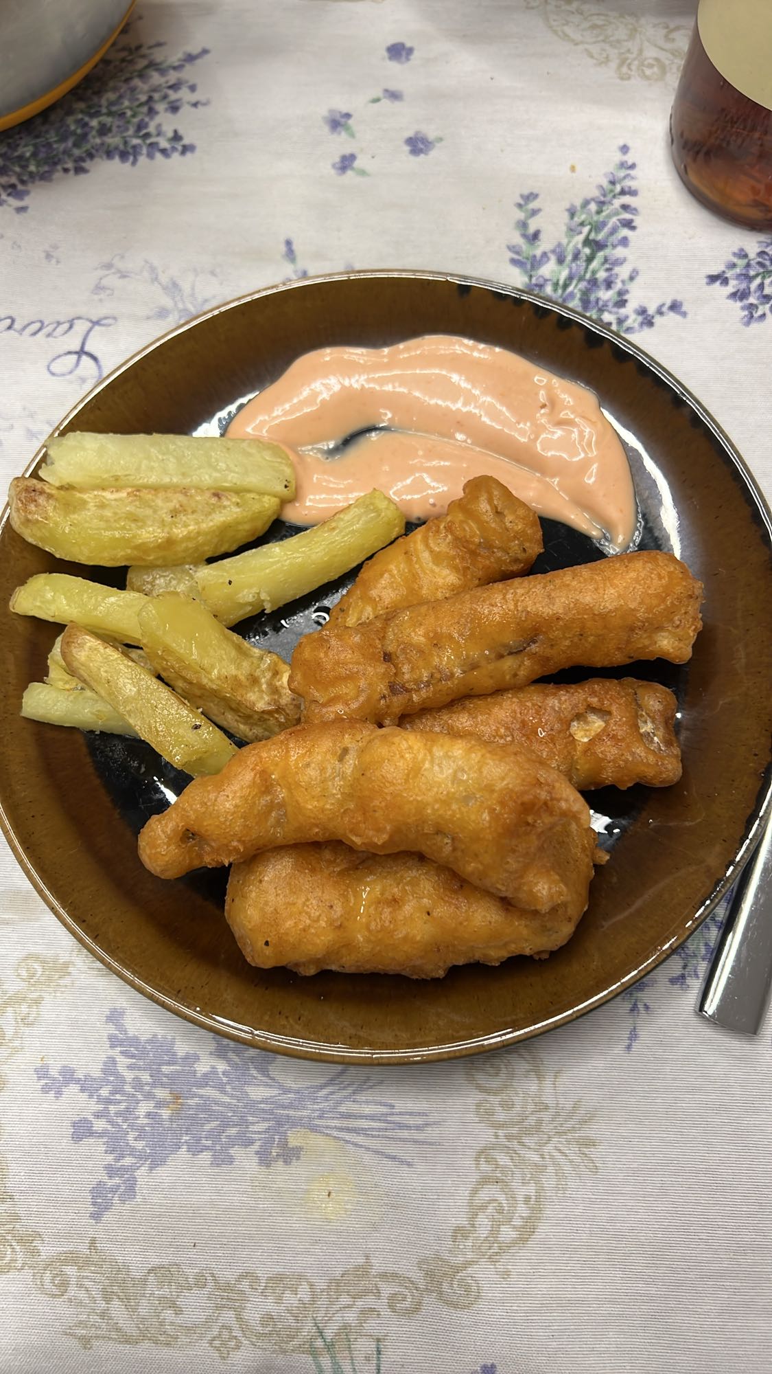 Pește pane cu cartofi și sos