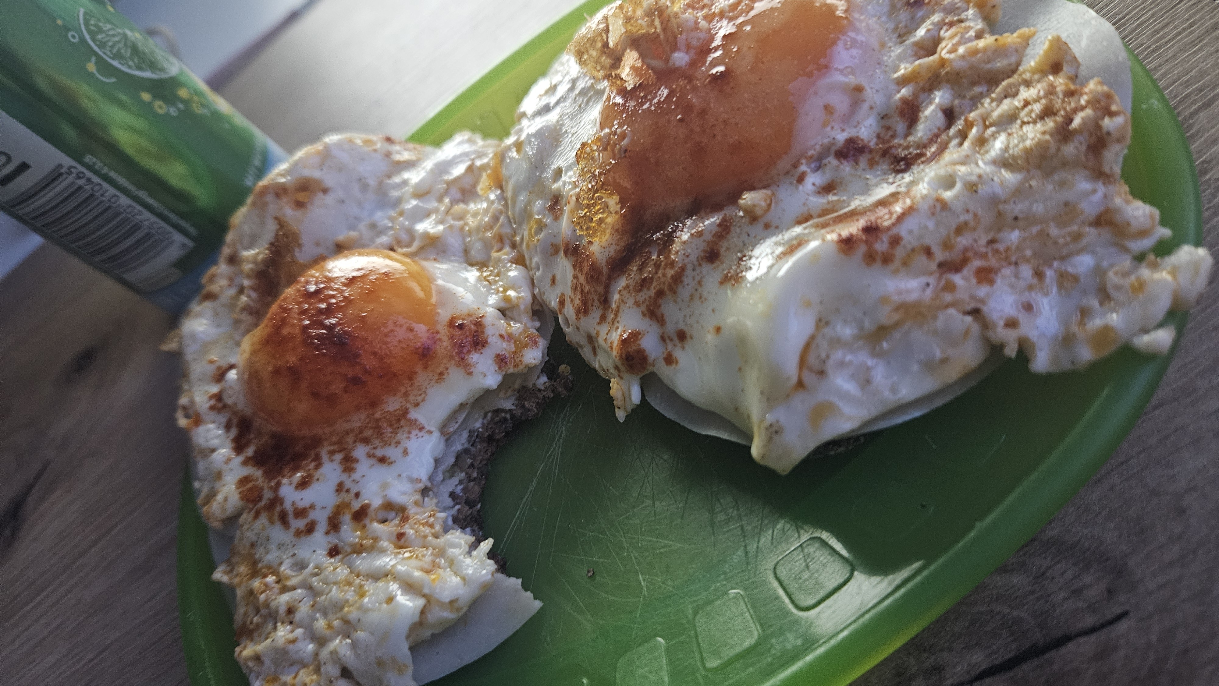 Gebakken eieren op brood