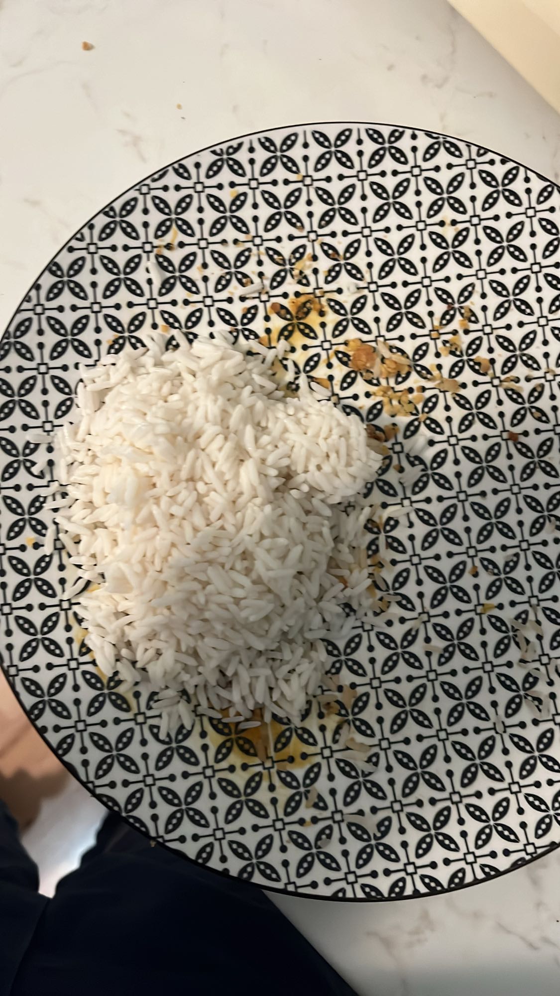 Бял ориз в чиния