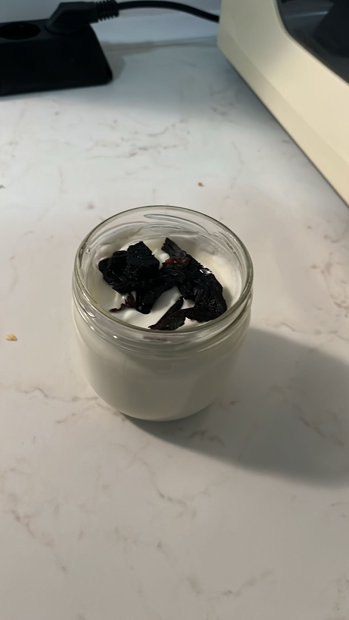 Кисело мляко с сини сливи