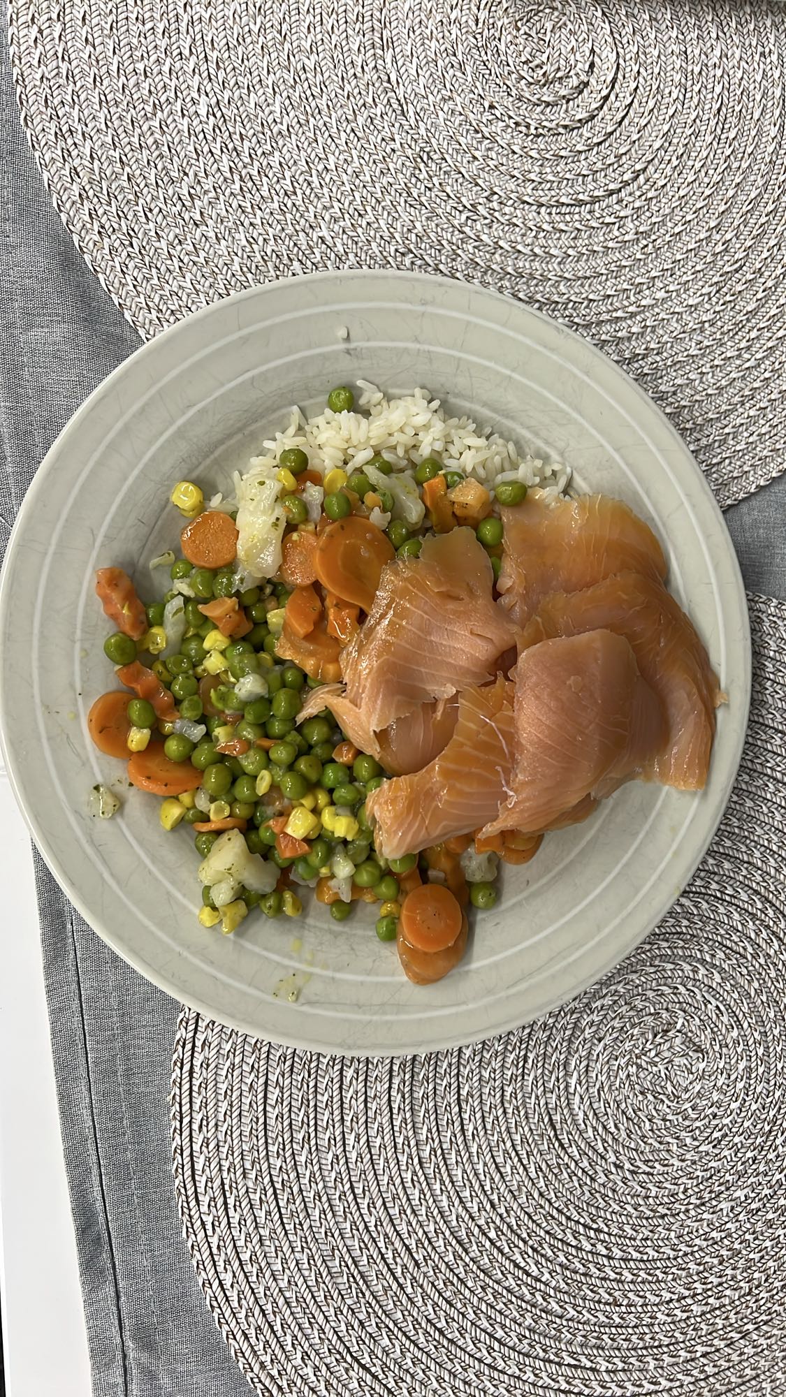 Łosoś z ryżem i warzywami