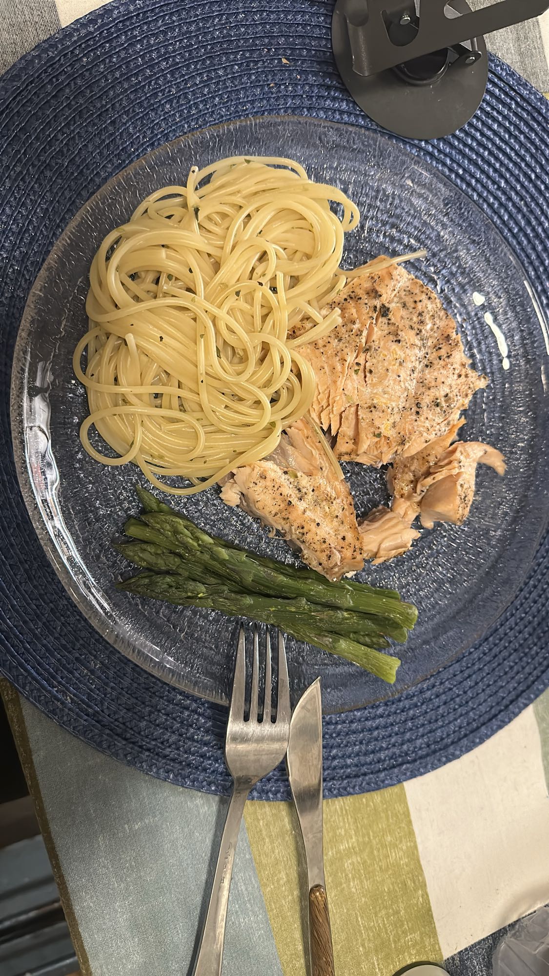 Lax med pasta och sparris