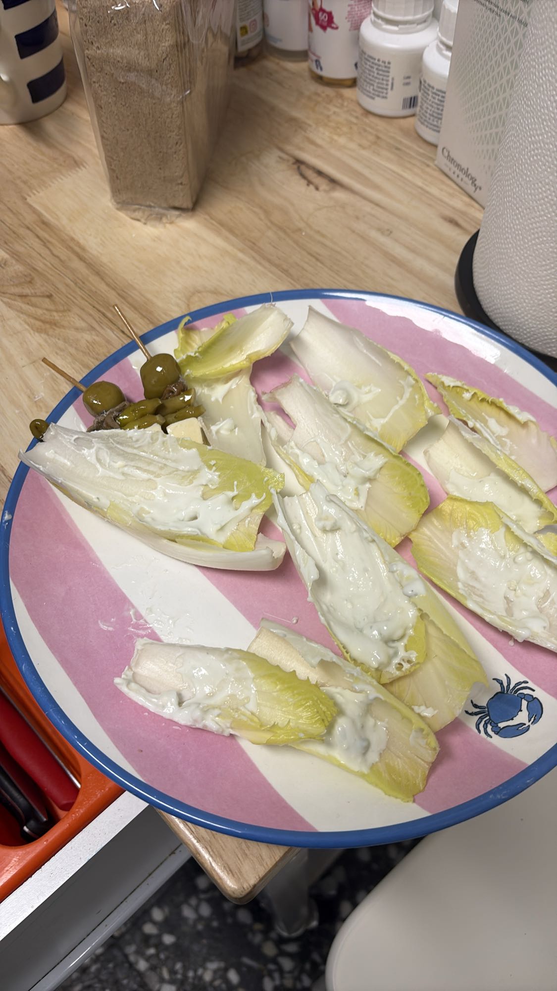 Endivias con salsa y aceitunas