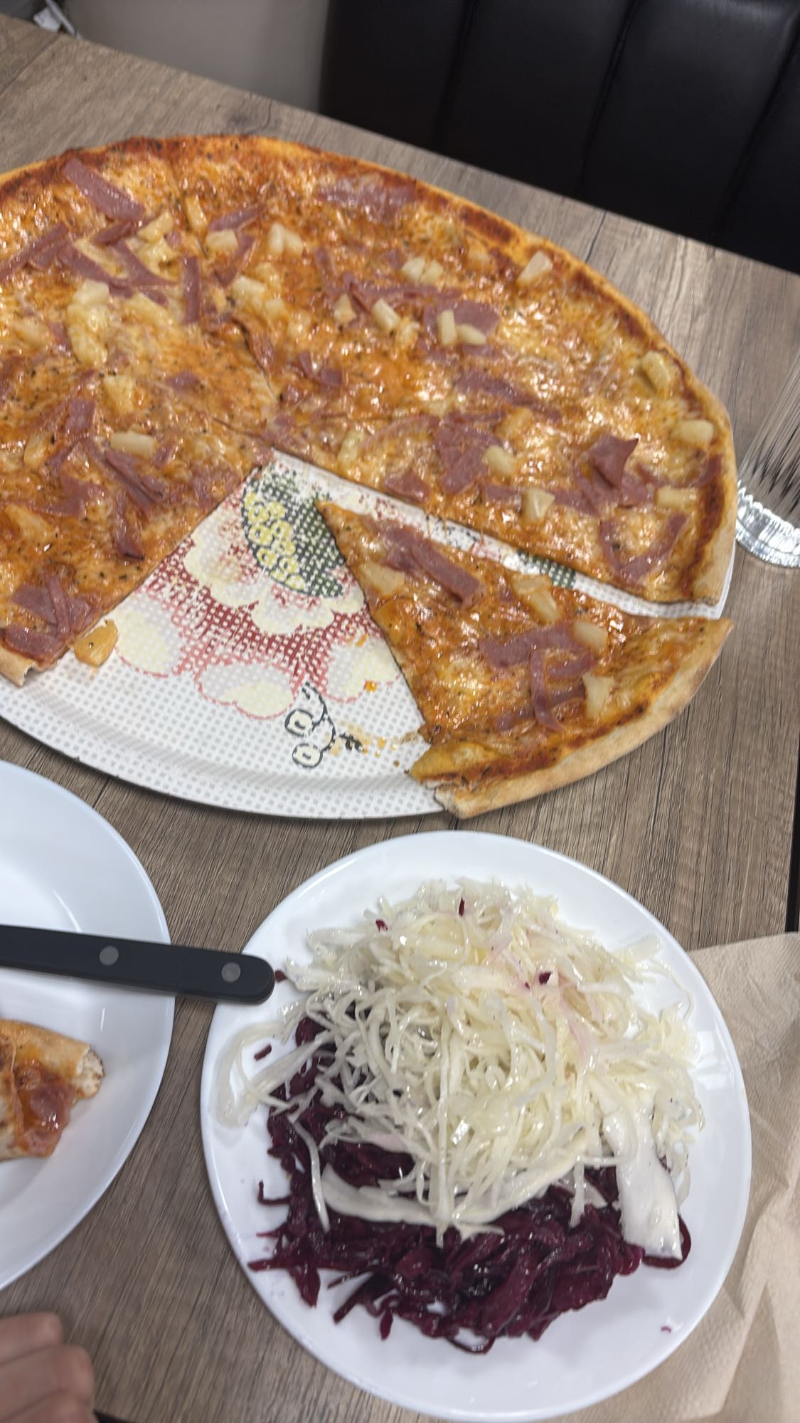 Hawaii pizza med sallad