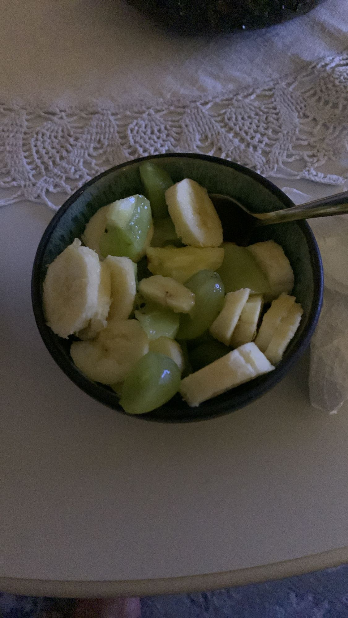 Fruktsallad med banan och druvor