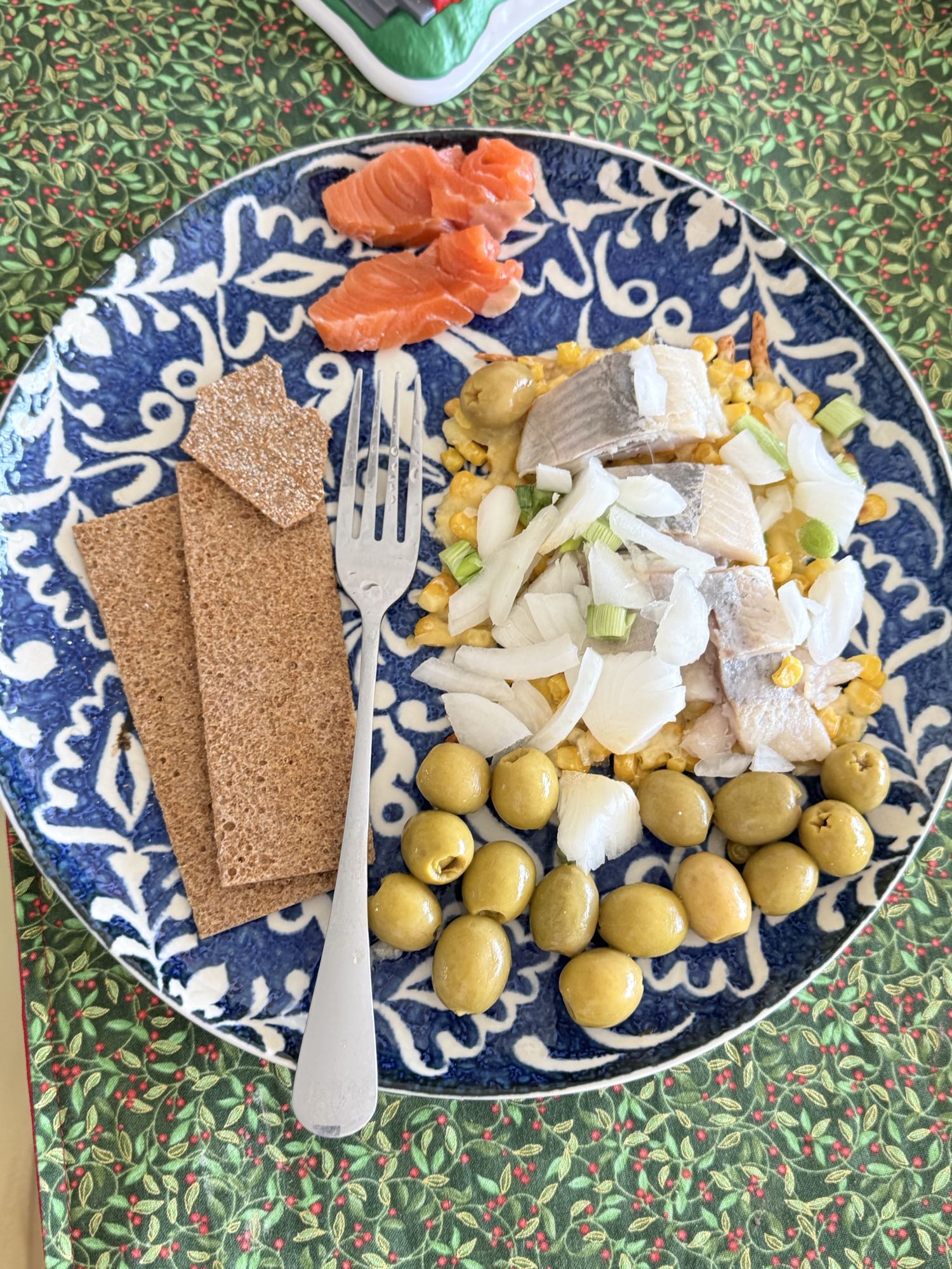 Риба з овочами та хлібцями