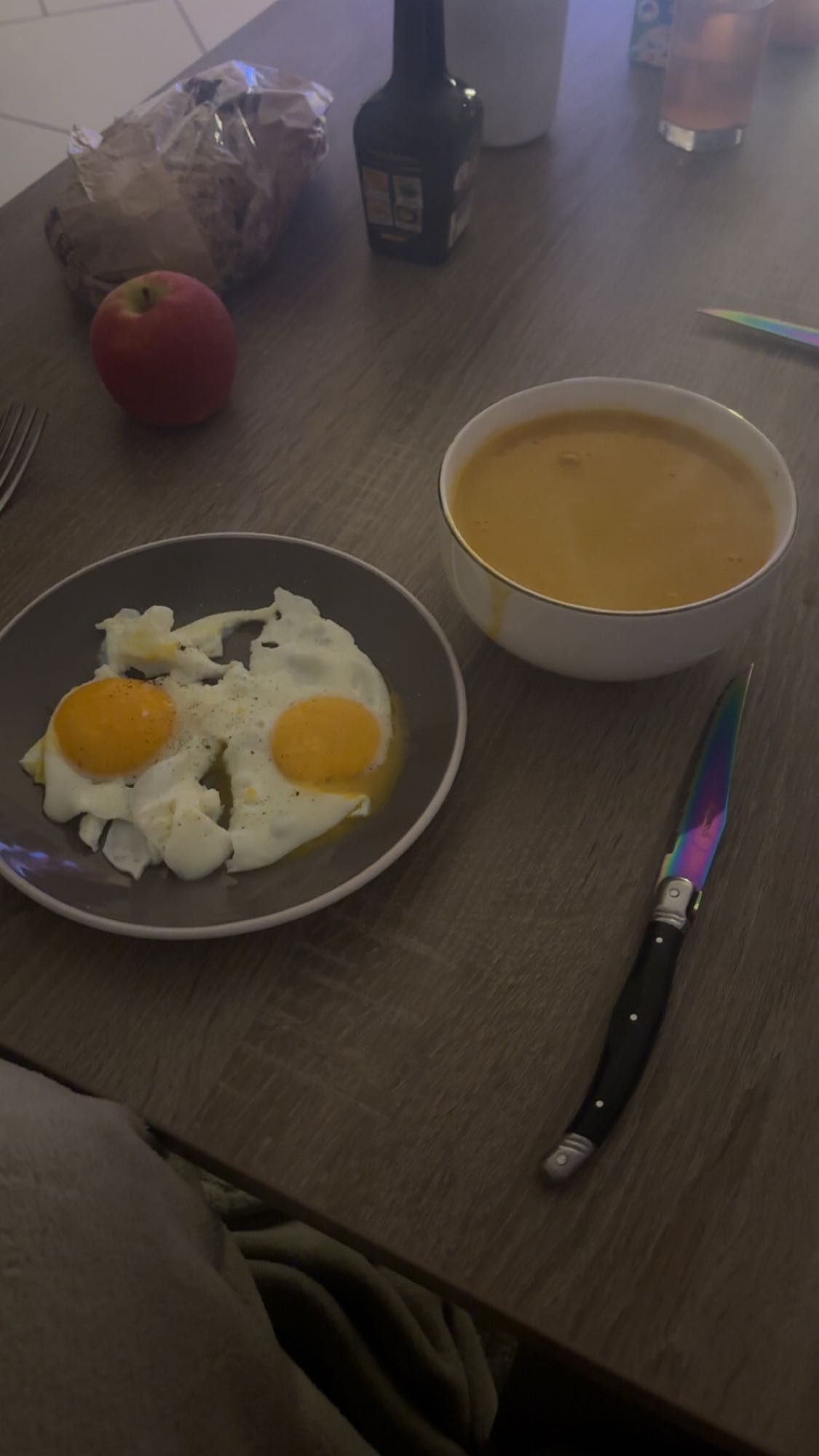 Soupe, œufs et pomme