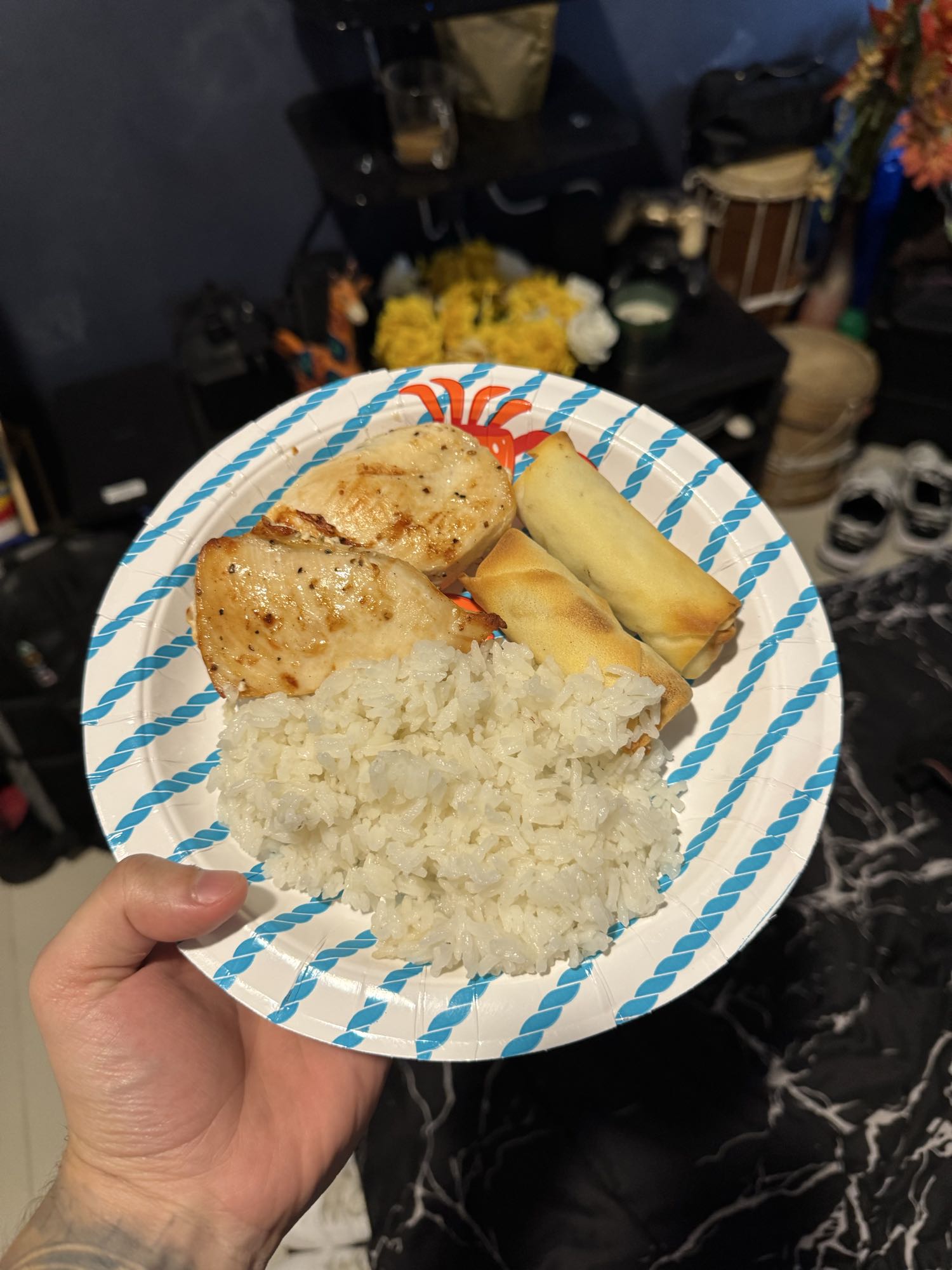 Pollo con arroz y rollitos