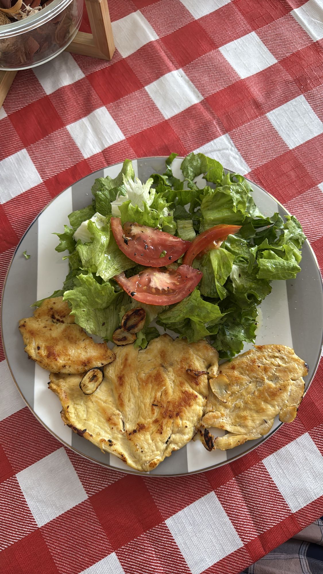 Pollo con ensalada