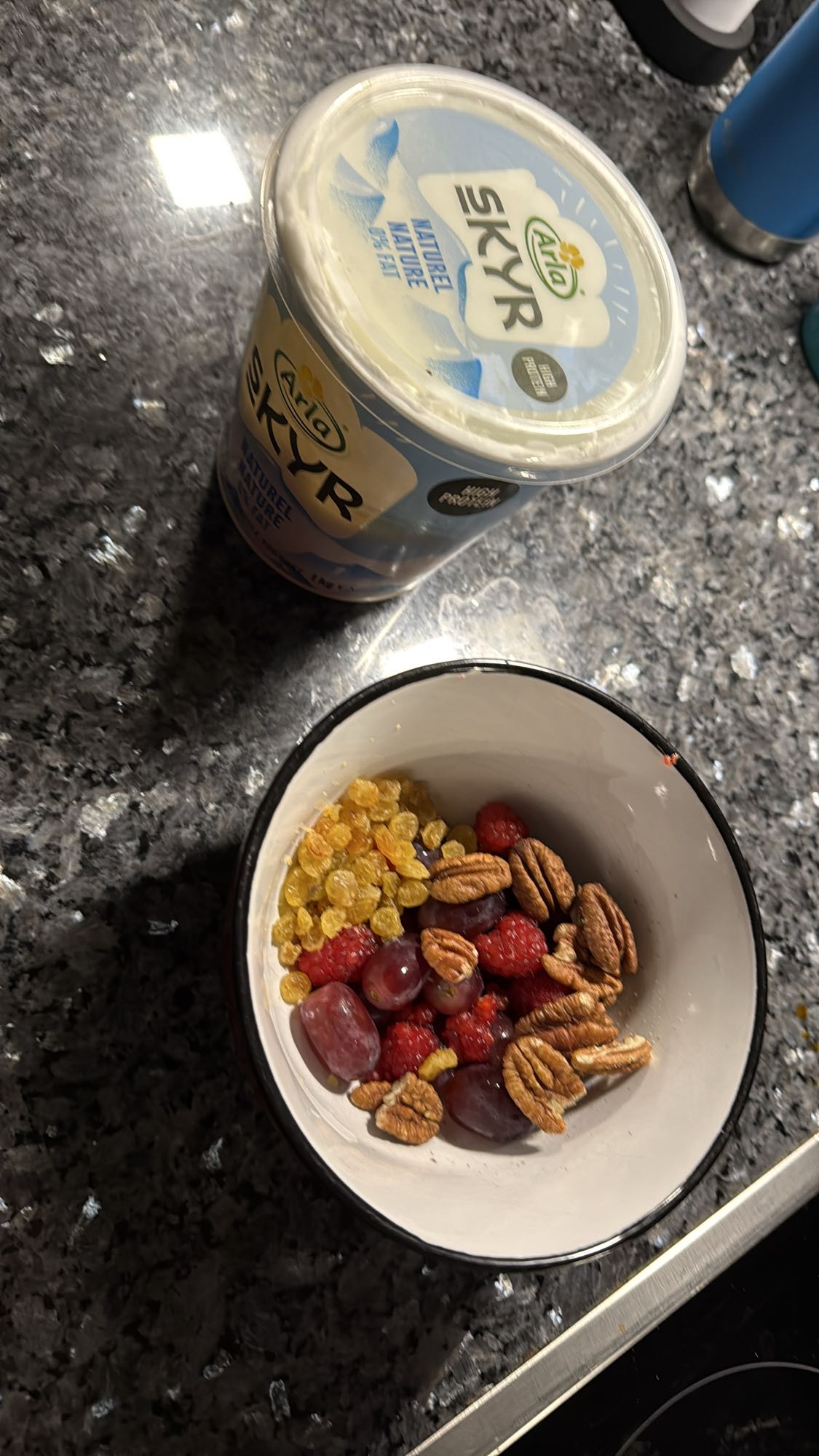 Skyr fruit nut bowl