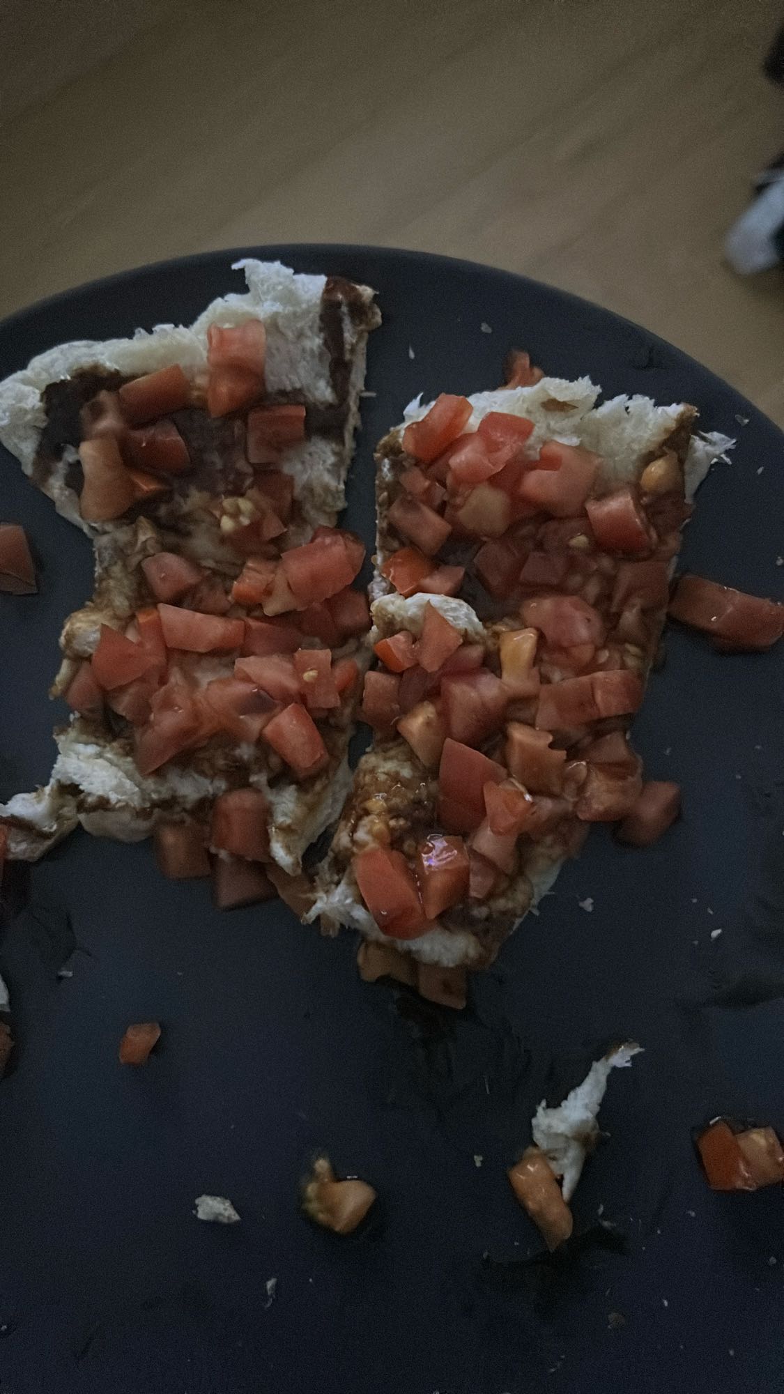 Ei met tomaat op brood