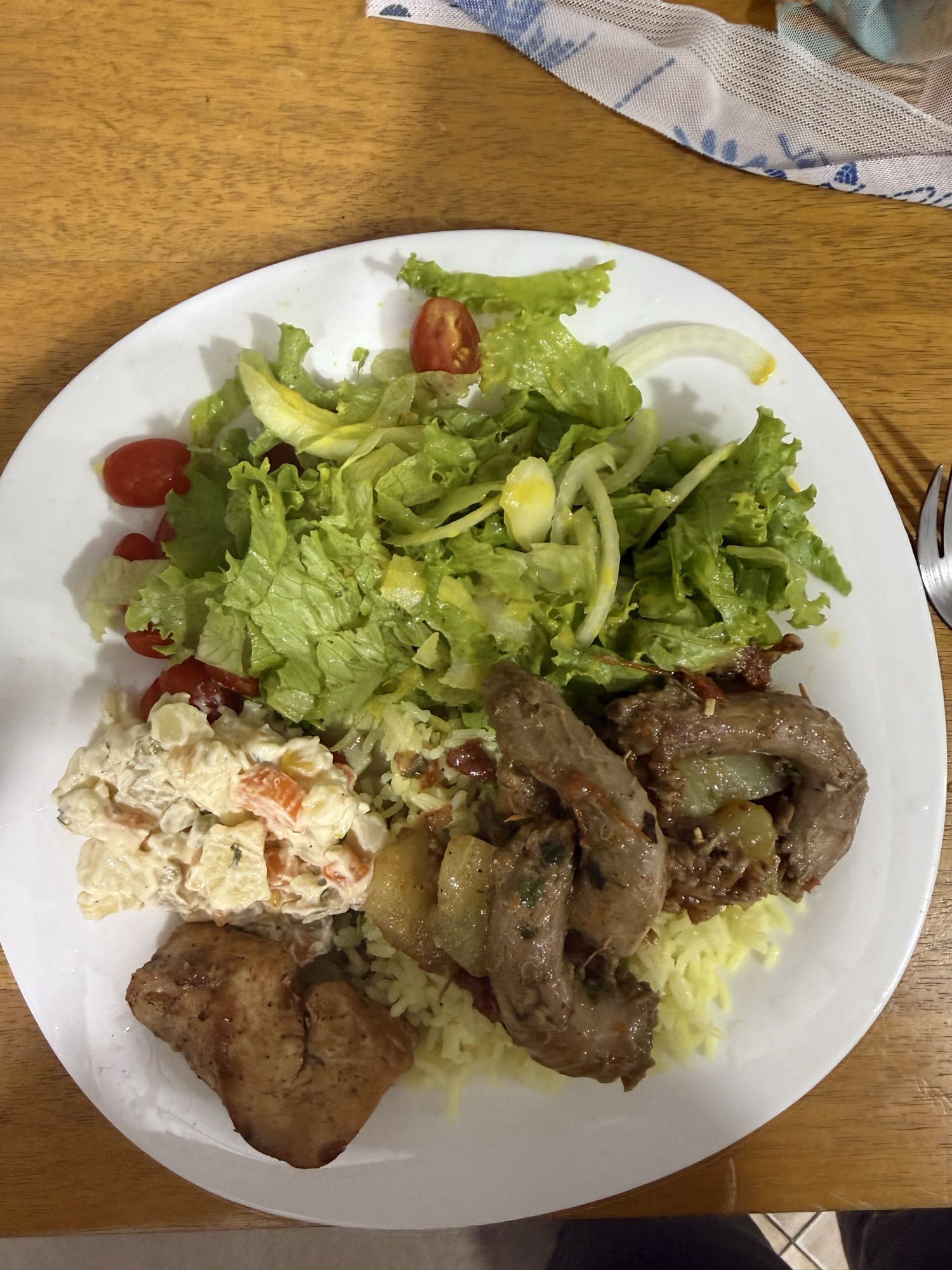 Prato com salada e carnes