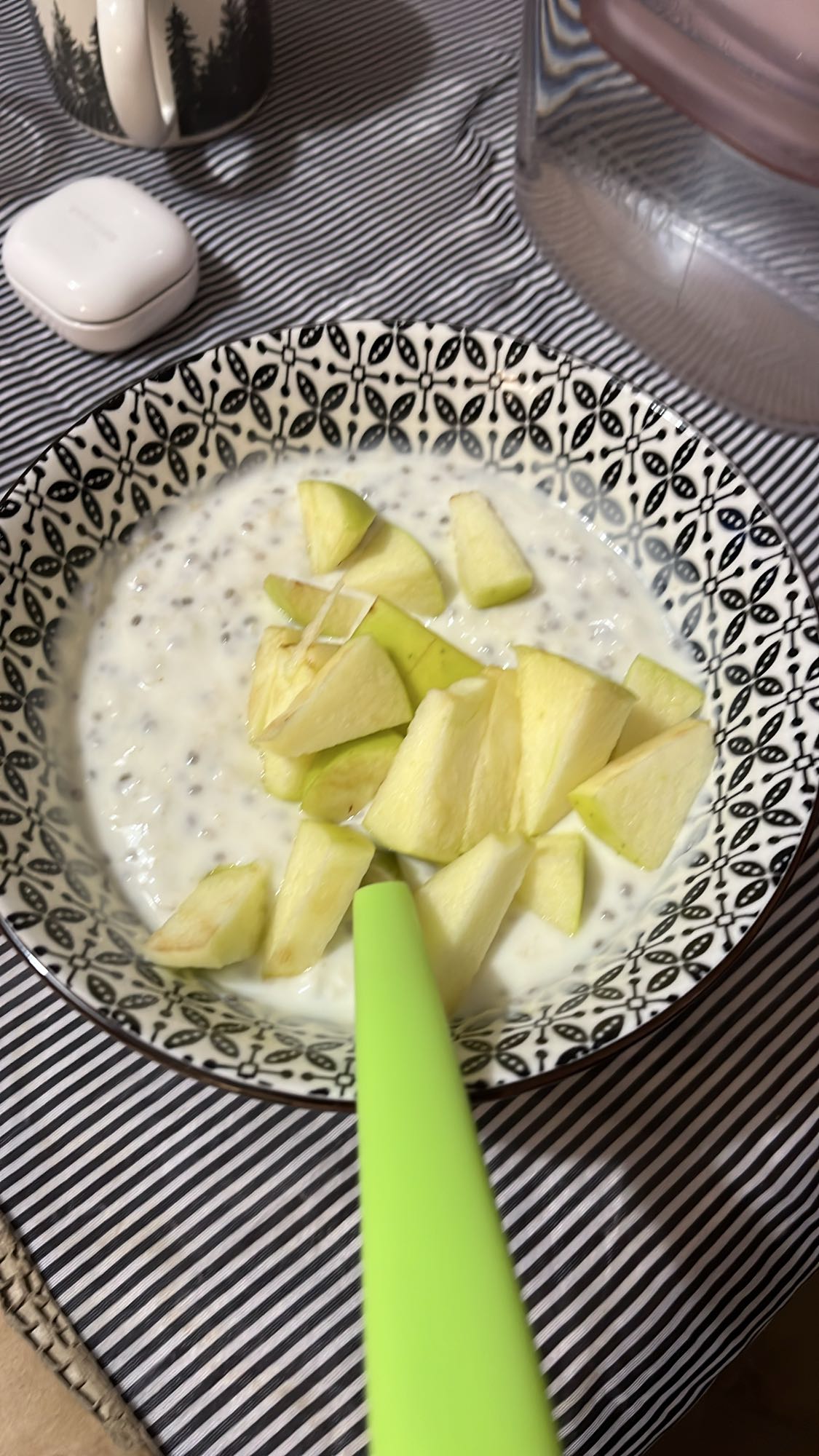 Кисело мляко с ябълка