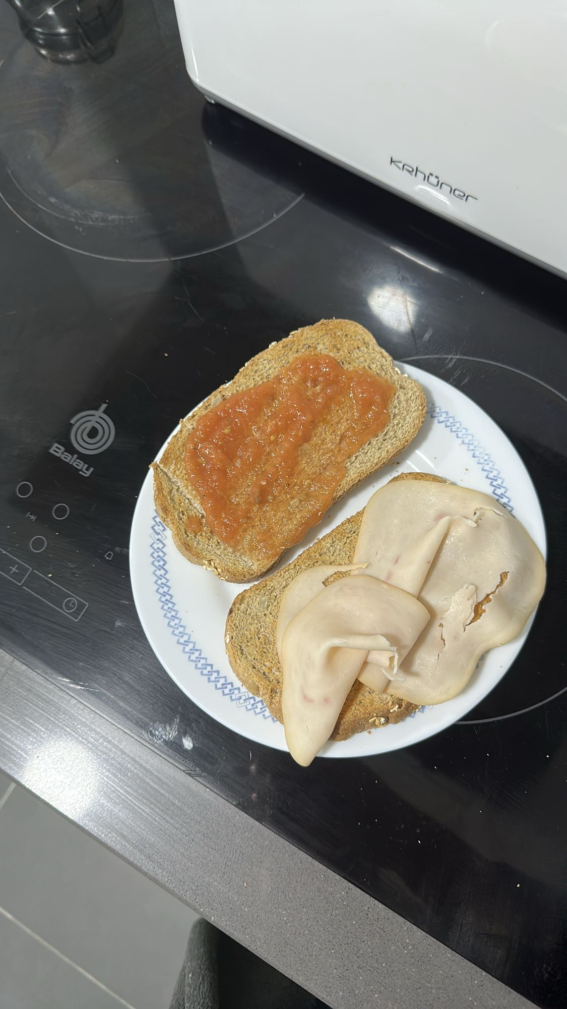 Tostadas con pavo y tomate