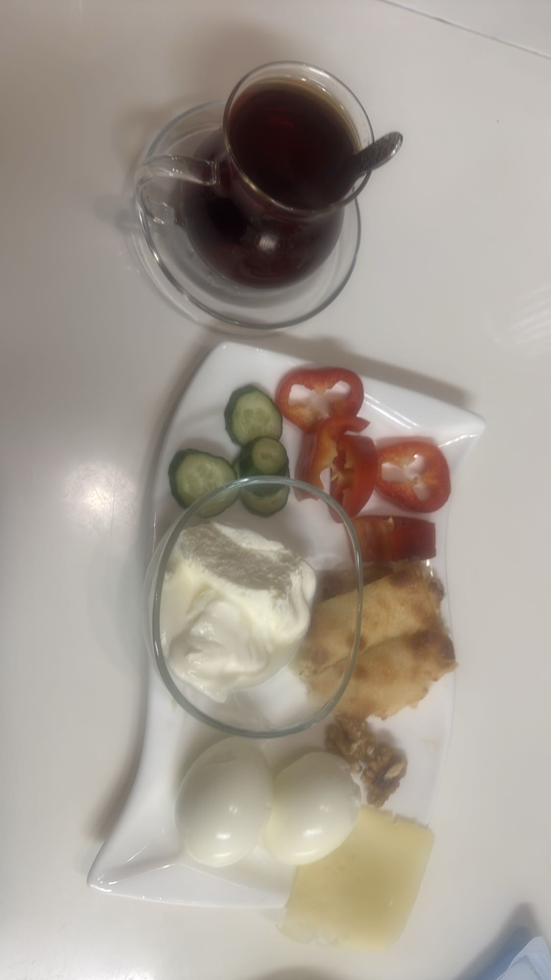 Frukosttallrik med te