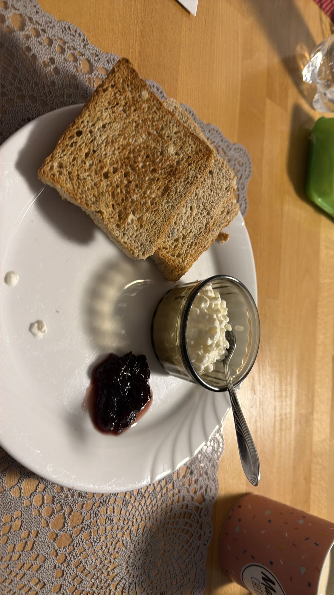 Toast mit Hüttenkäse und Marmelade