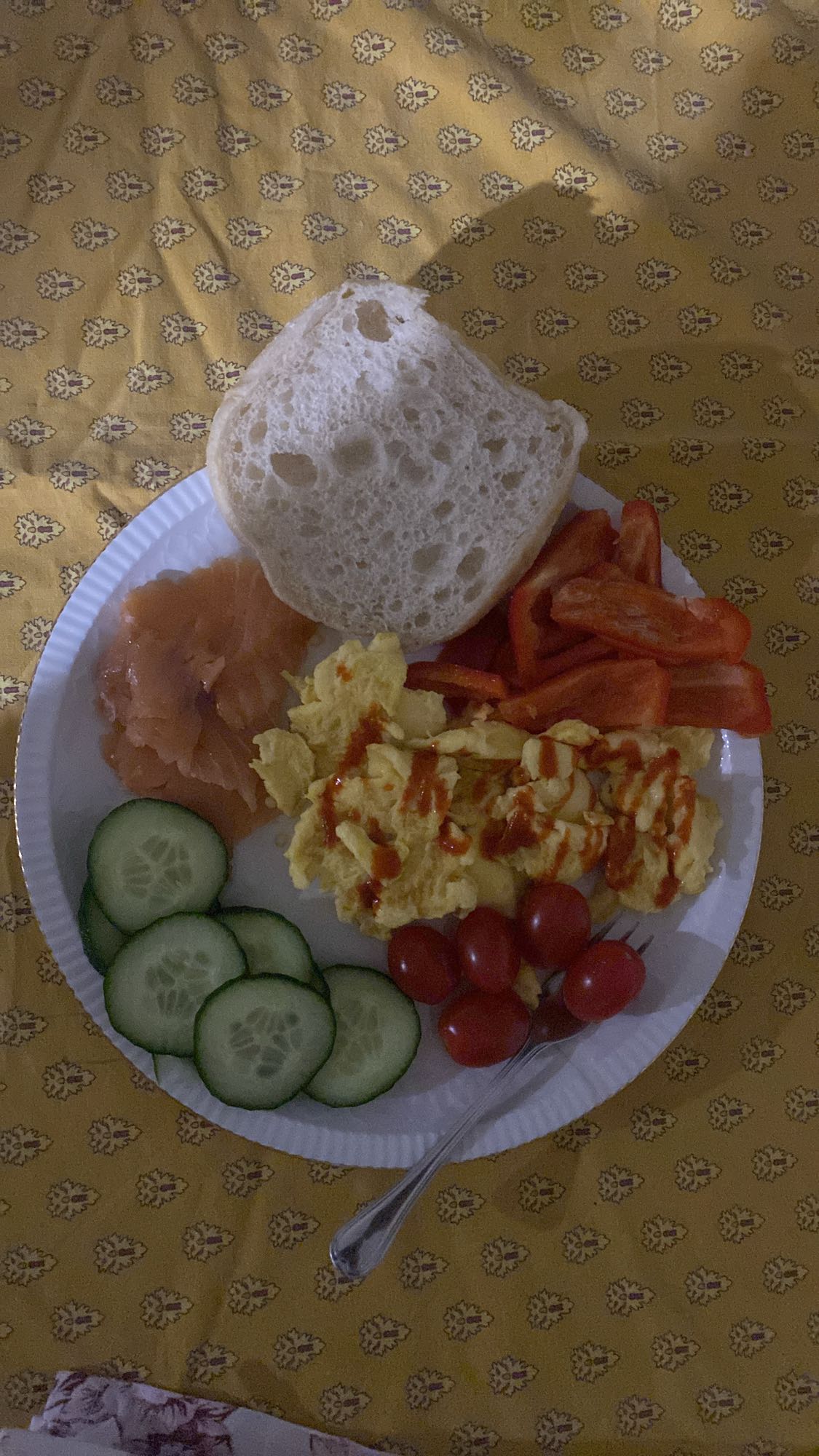 Mic dejun cu ouă și somon