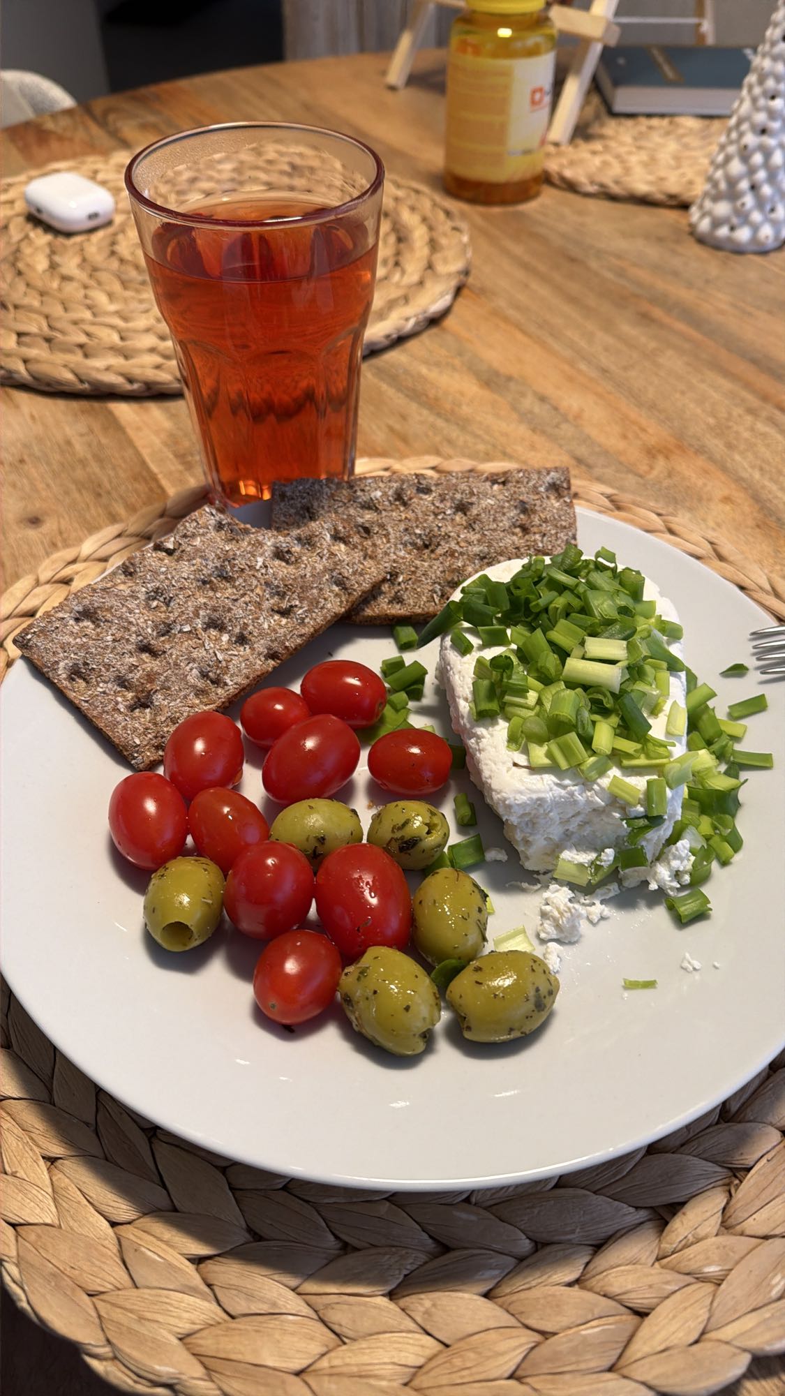 Twaróg z warzywami i herbatą