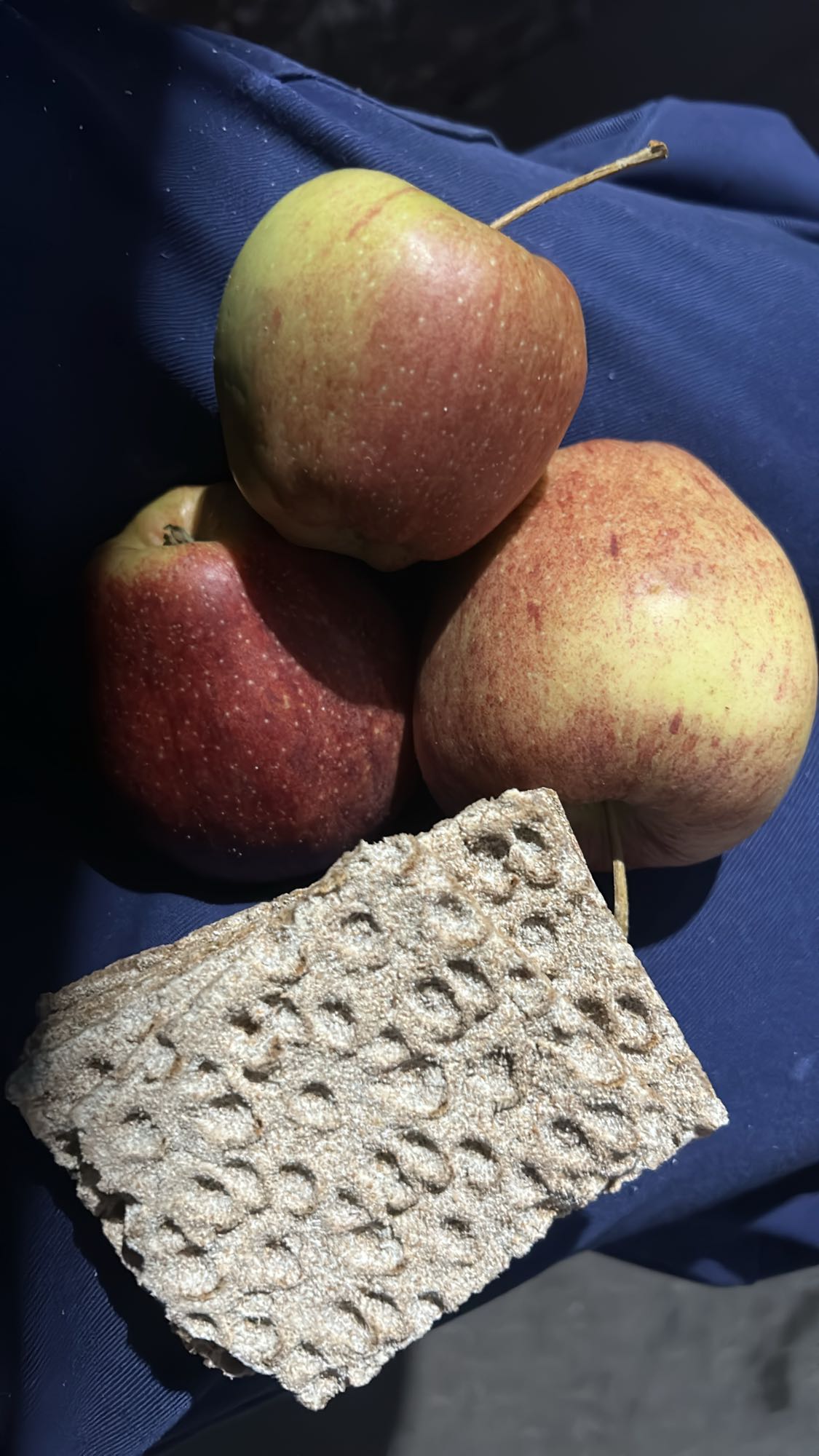 Manzanas y pan crujiente