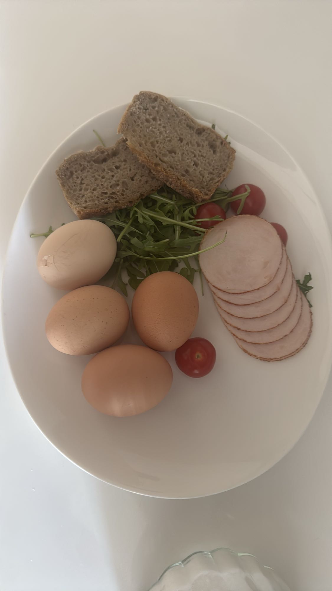 Śniadanie z jajkami i szynką