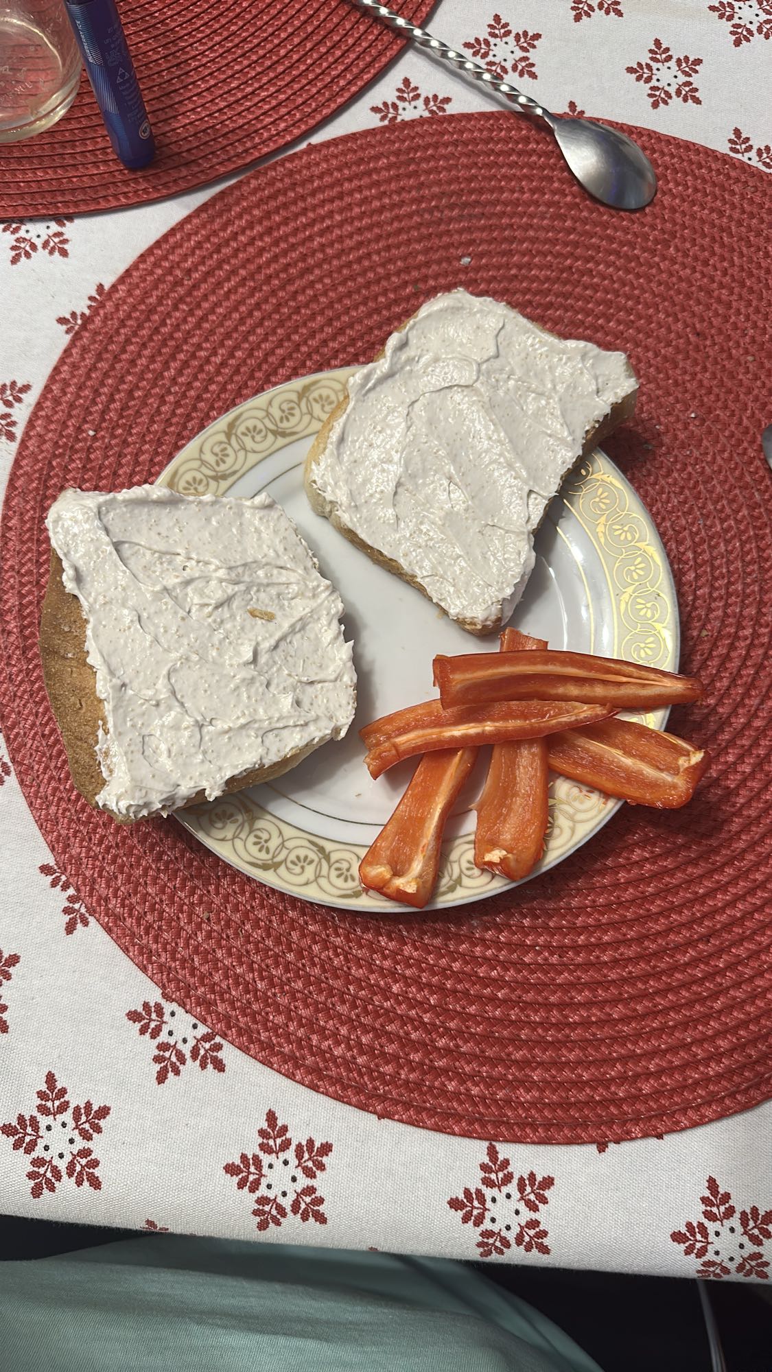 Pâine cu cremă și ardei