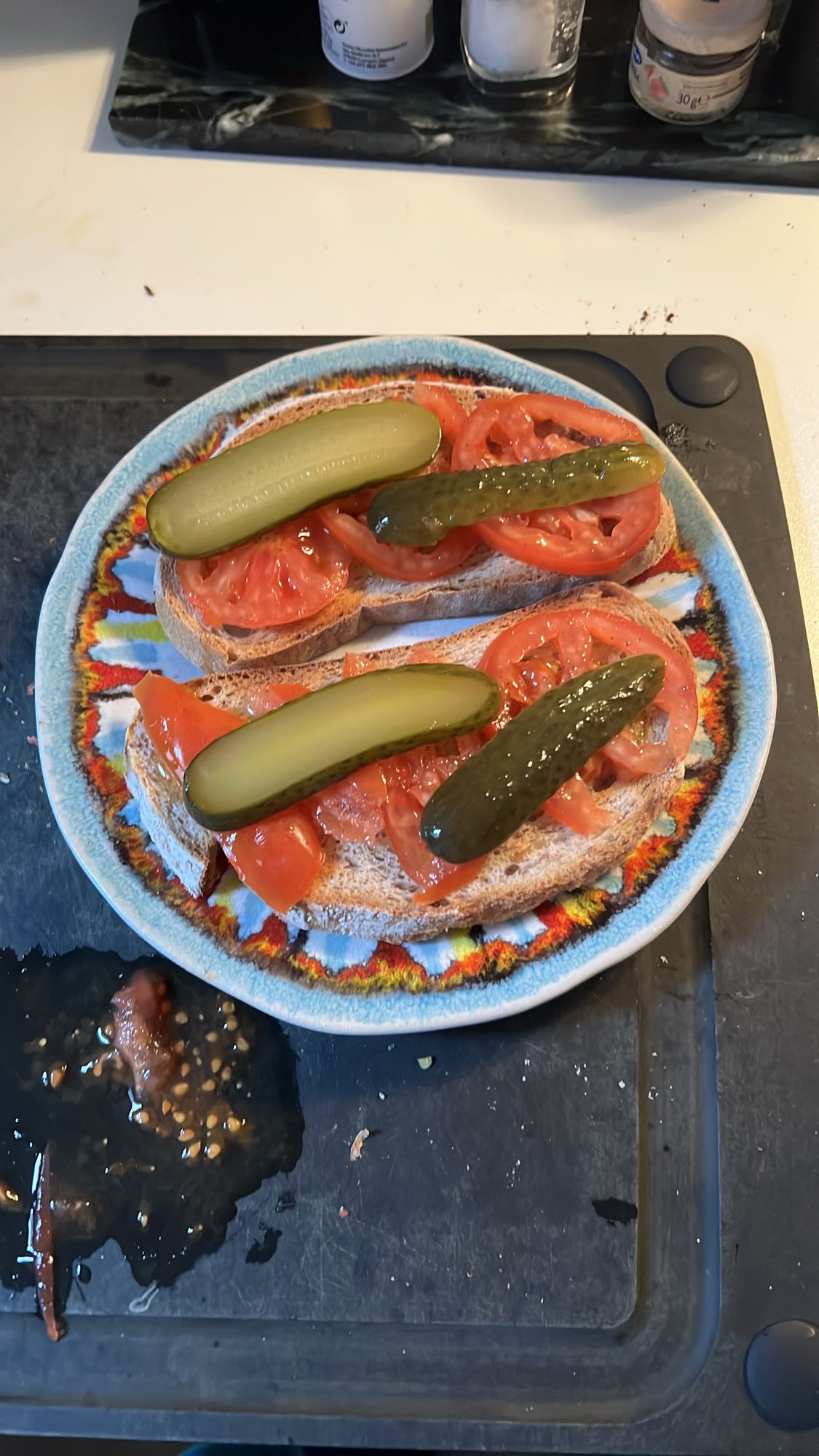 Tostadas con tomate y pepinillo
