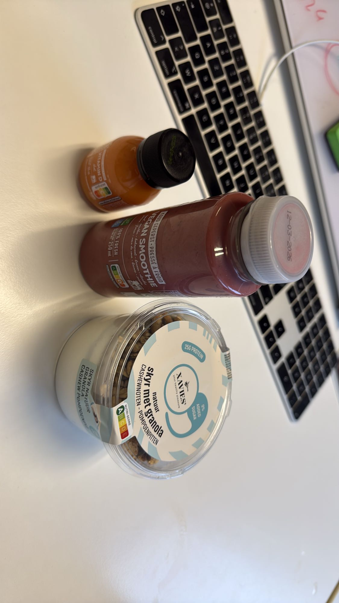 Skyr, smoothie, juice combo