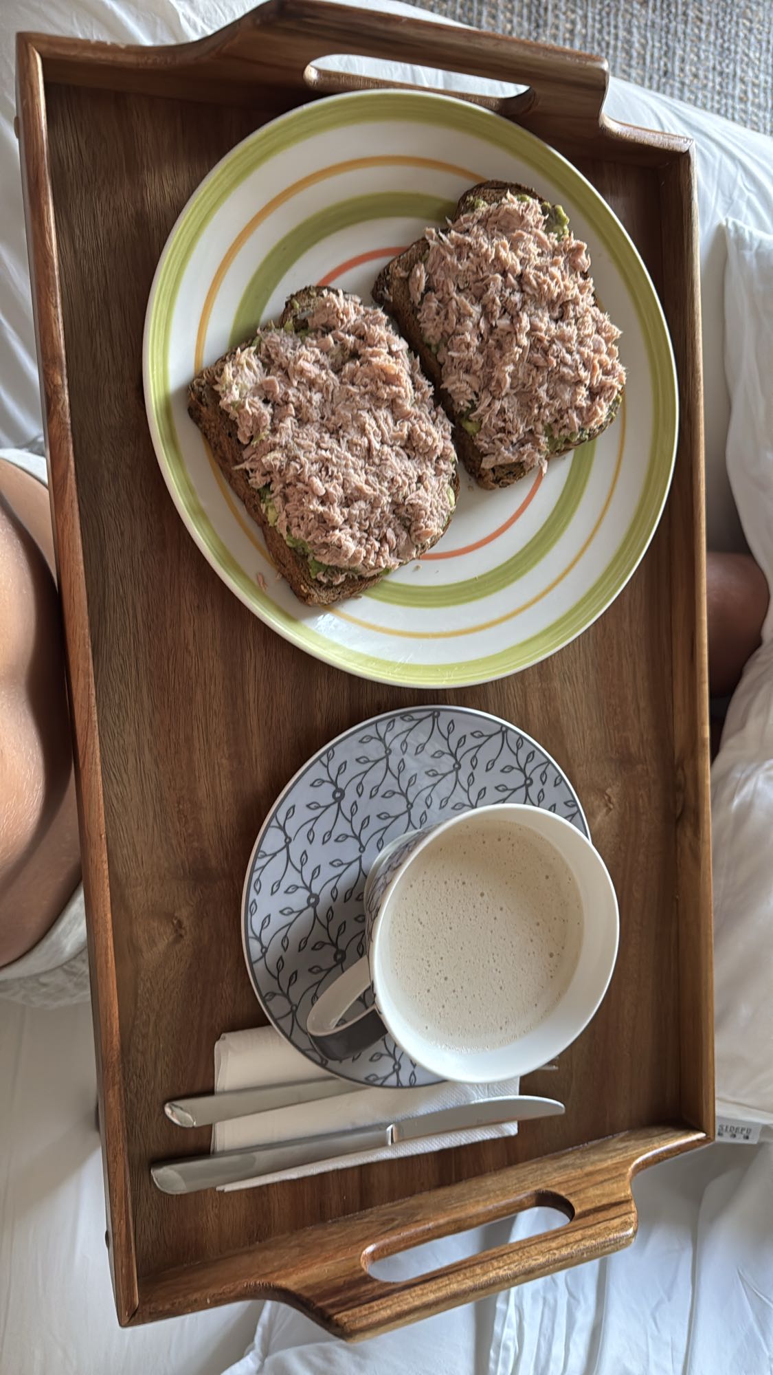 Tostadas de atún y café
