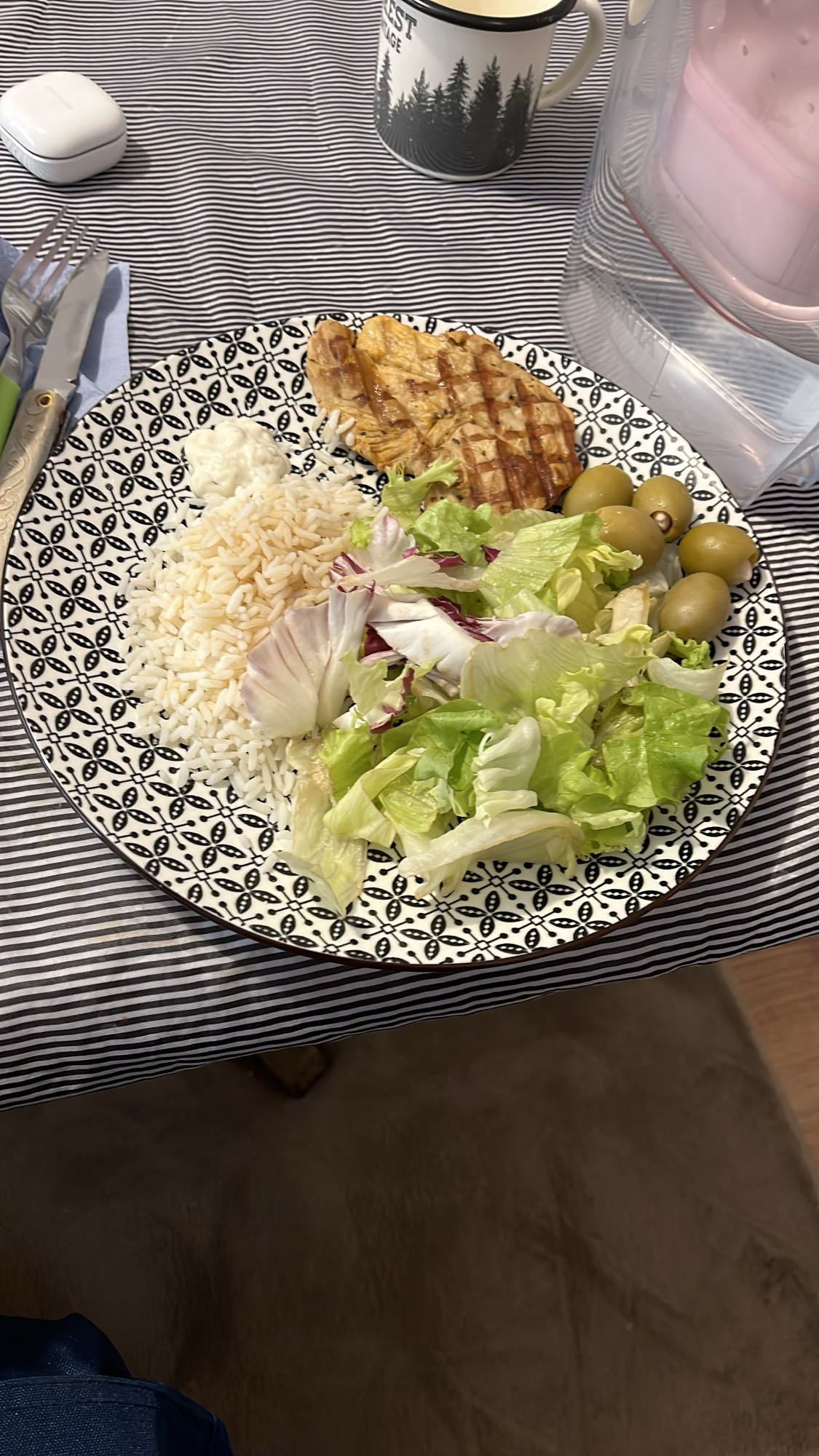 Пилешко с ориз и салата