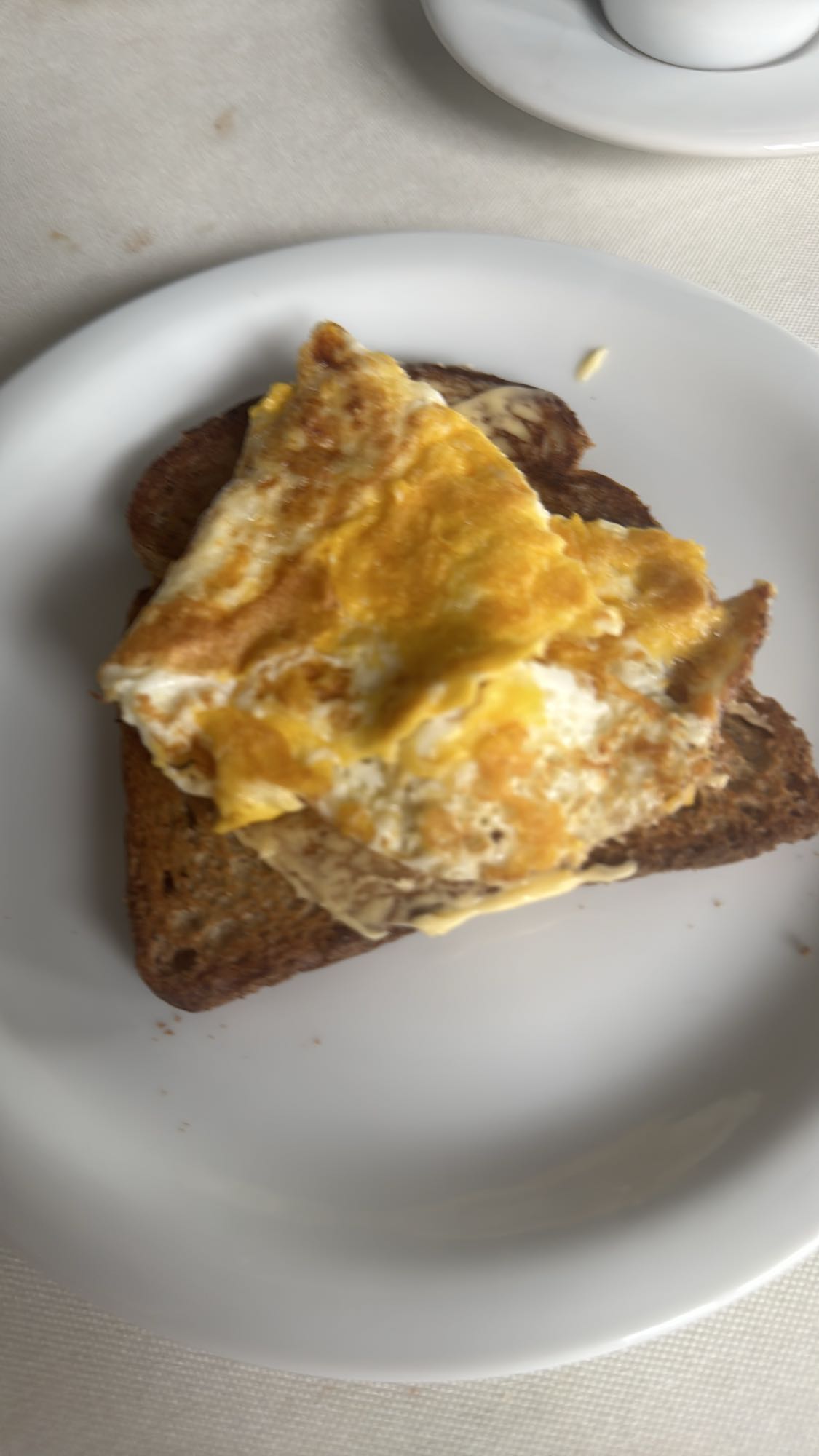 Torrada com ovo frito