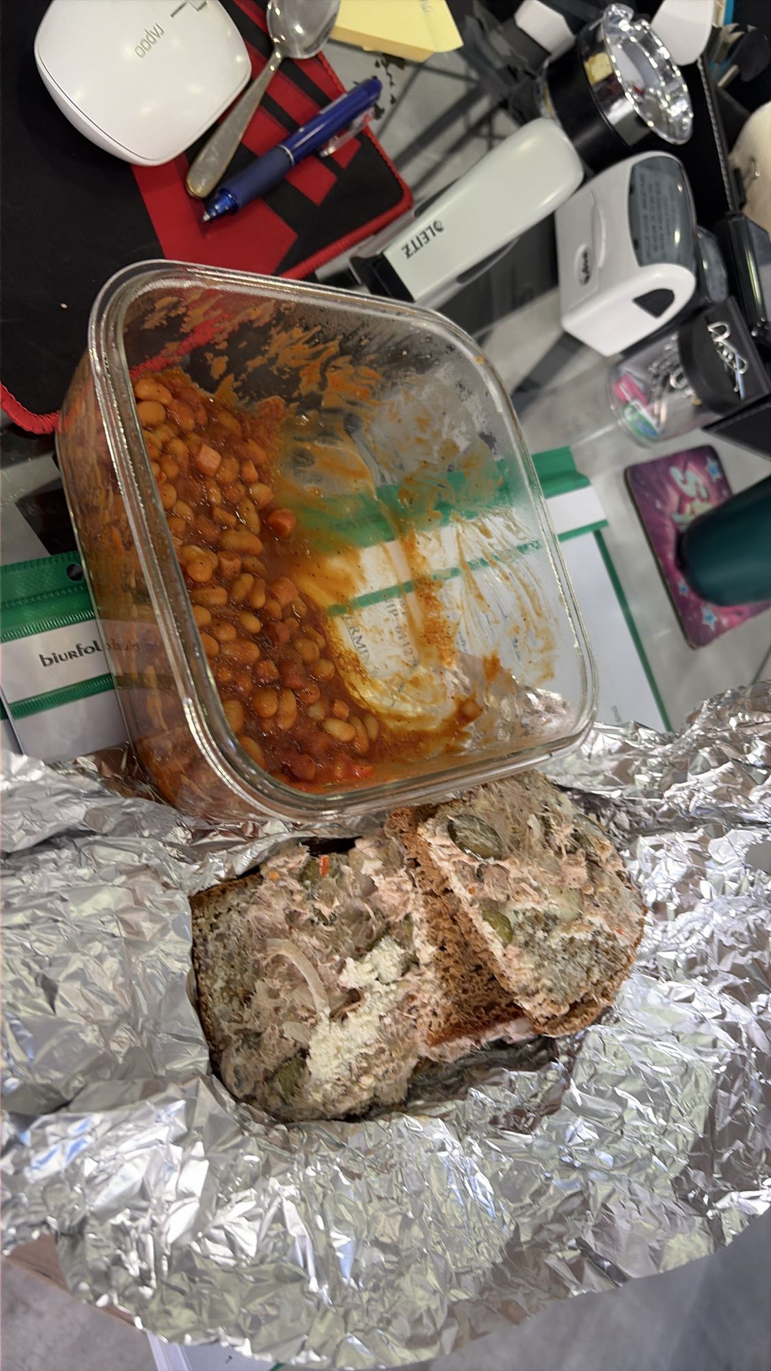 fasolka i kanapka z pastą