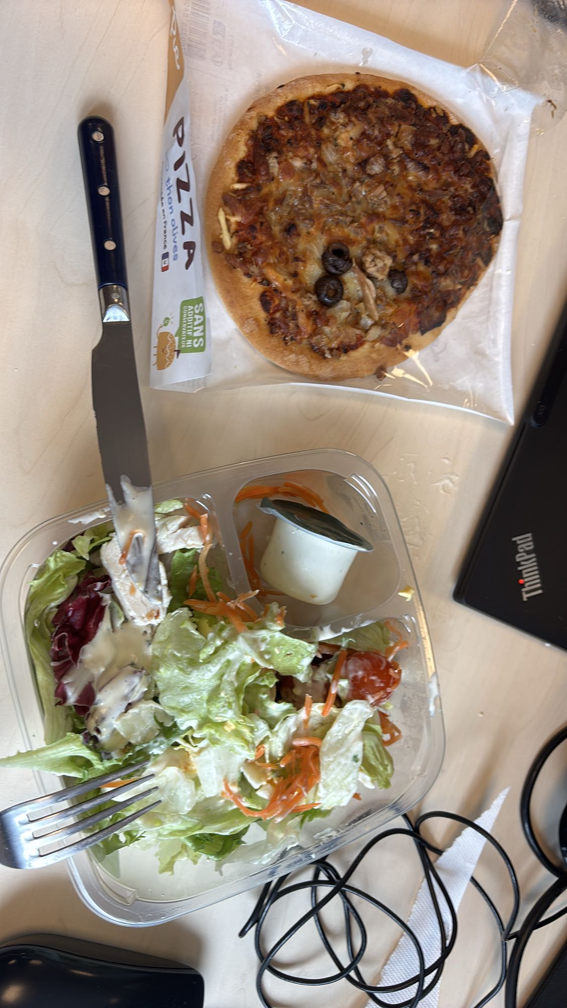 Pizza et salade mixte