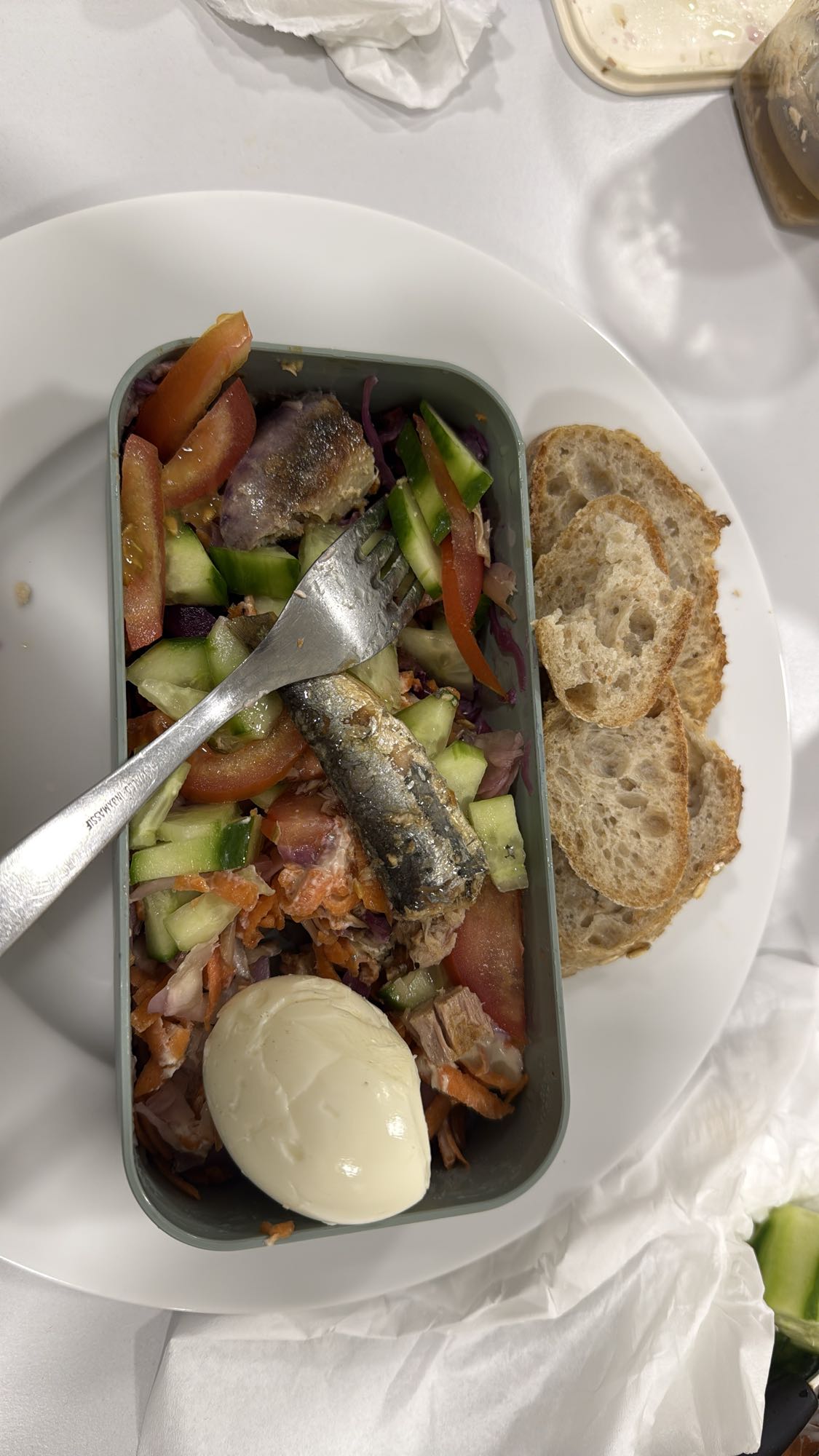 Salade sardine œuf pain