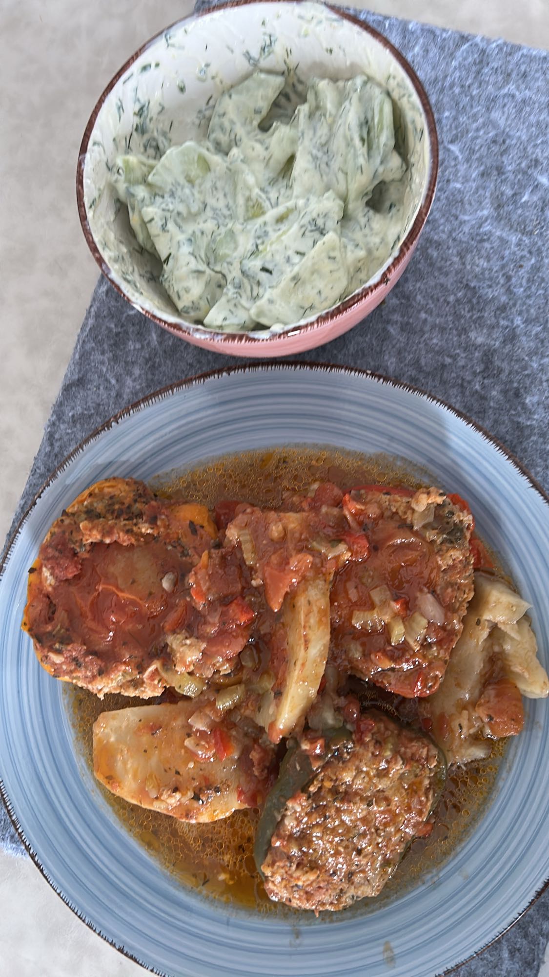 pimientos rellenos y ensalada