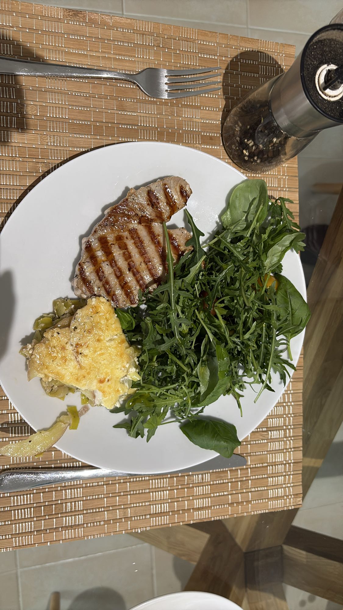 Grilled tuna with salad