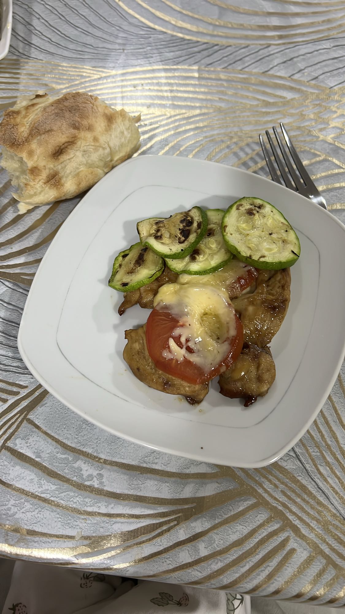 Курица с овощами и хлебом