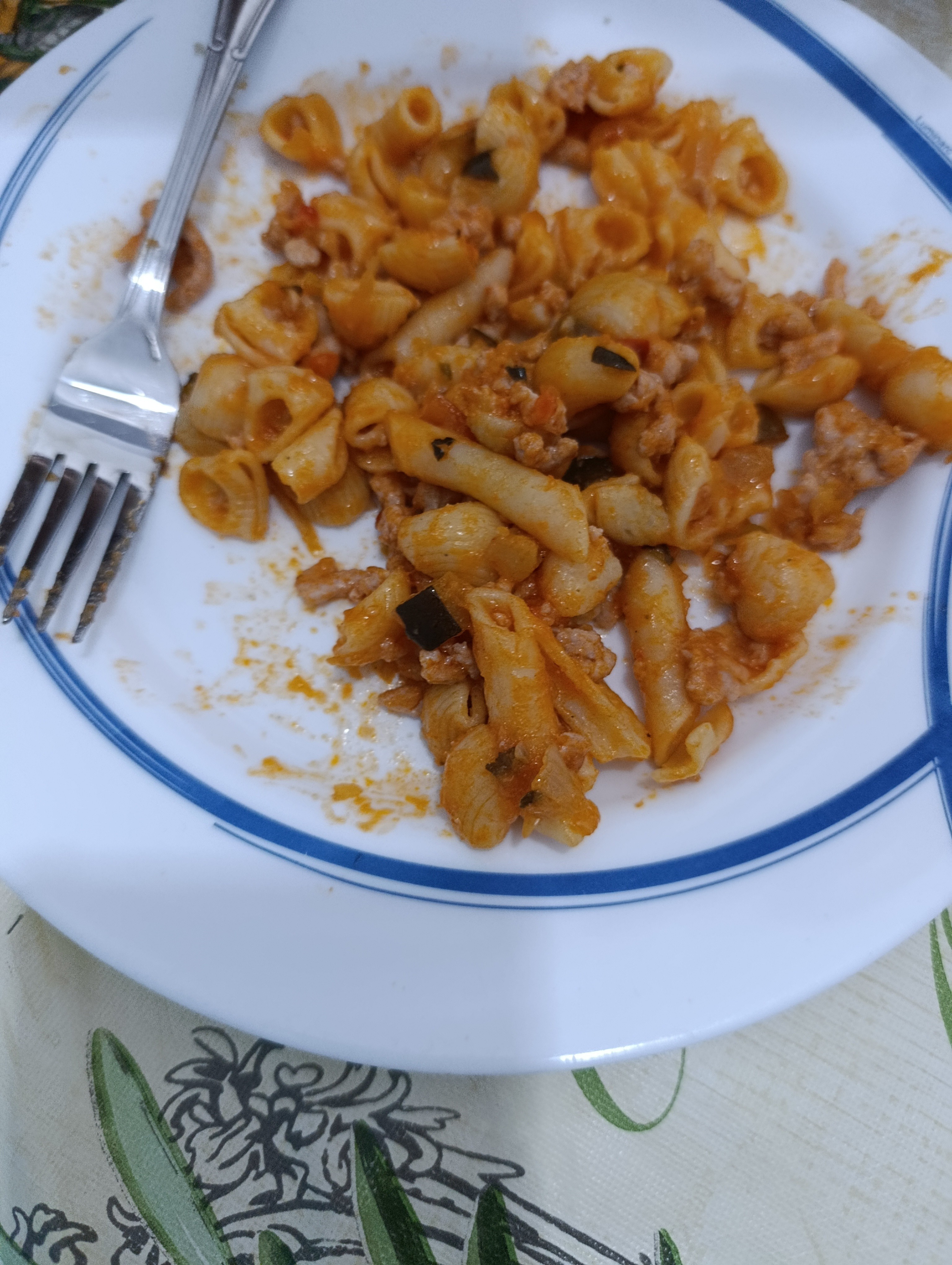 Pasta con carne y tomate