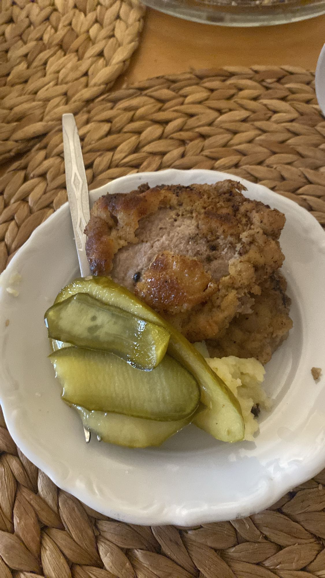 Kotlet schabowy z ziemniakami i ogórkiem