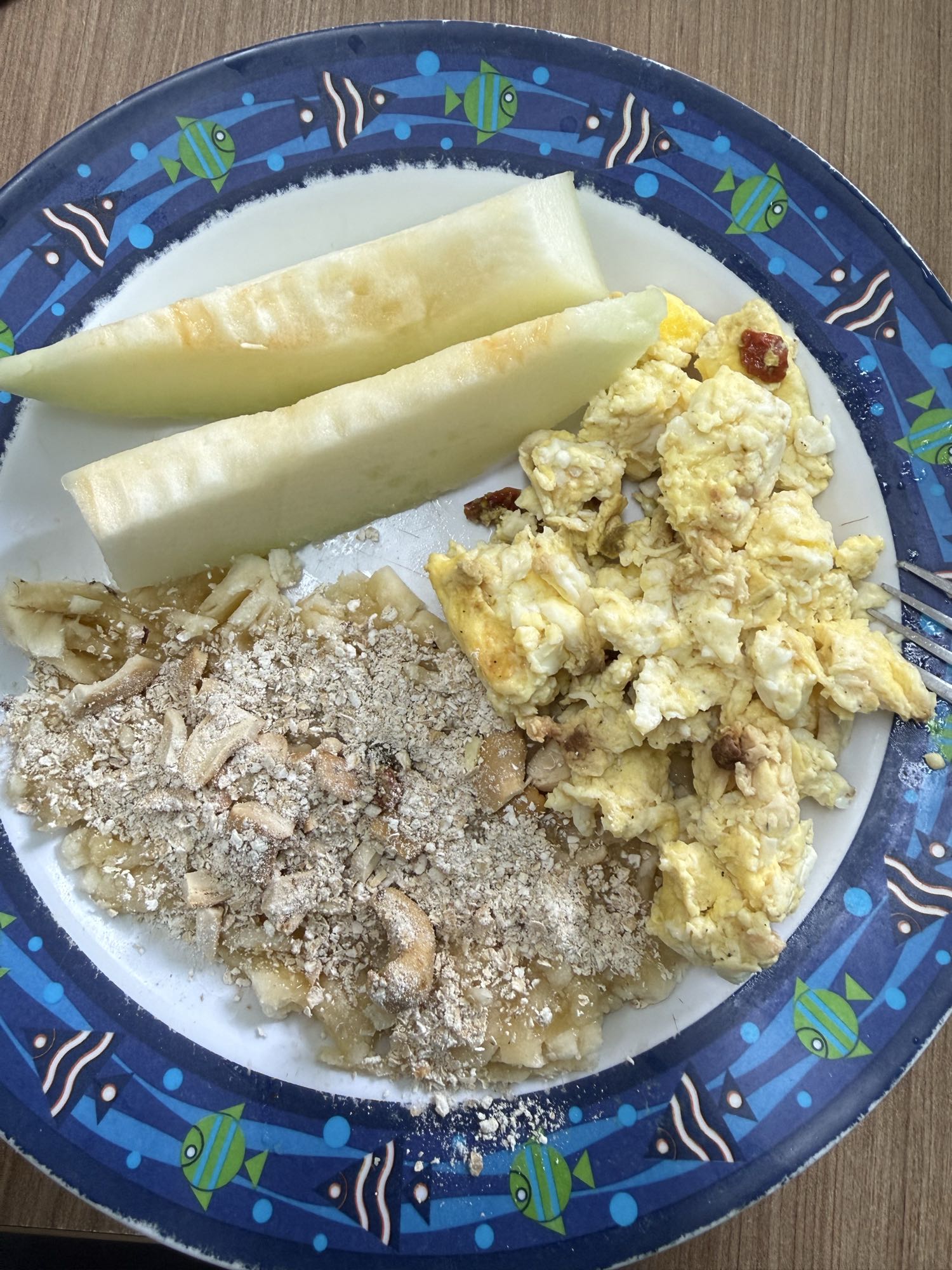 Café saudável com ovos e frutas