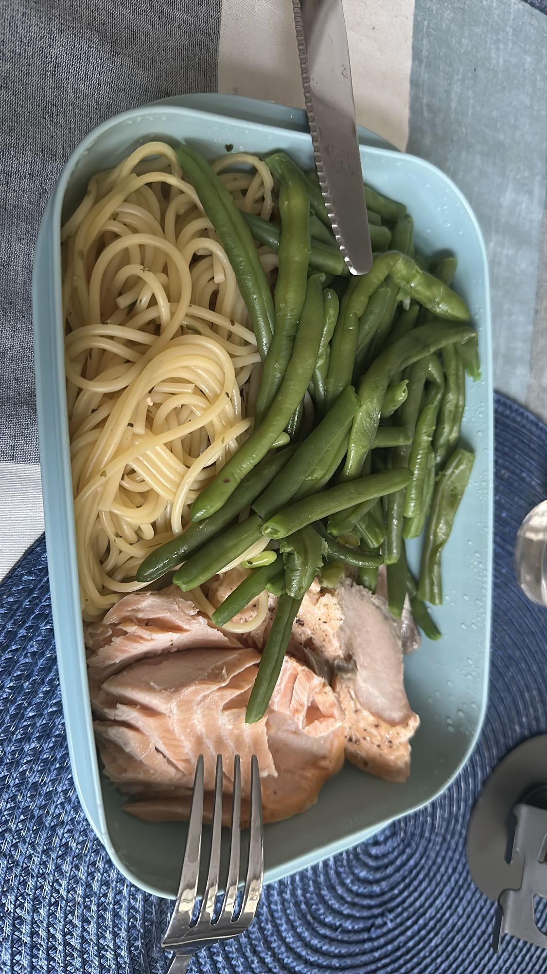 Lax med pasta och bönor