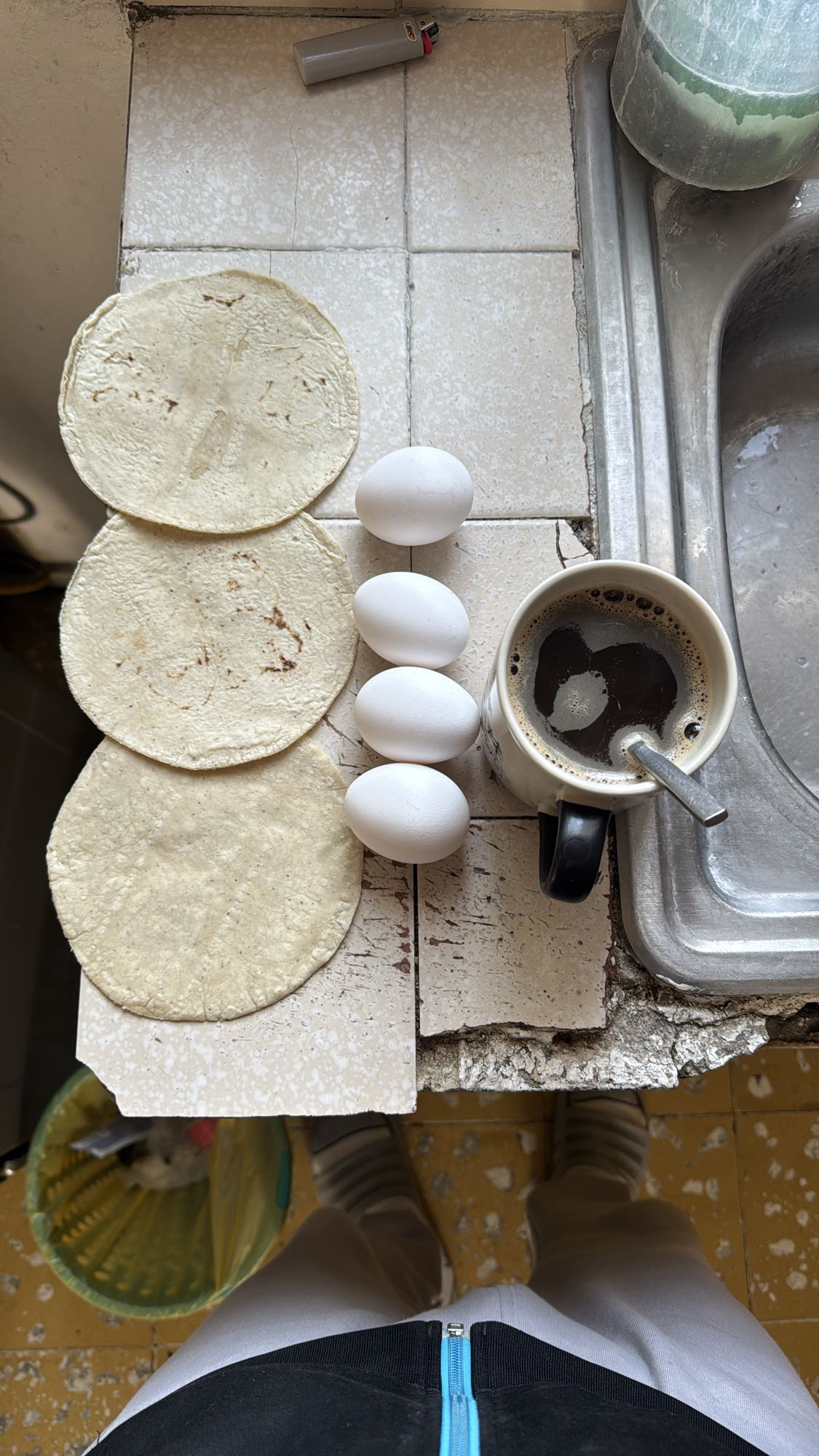 Huevos con tortillas y café