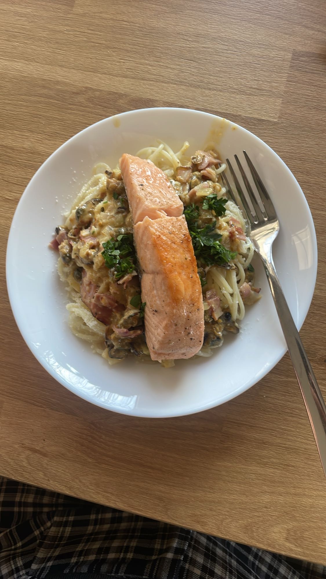 Łosoś z makaronem i sosem
