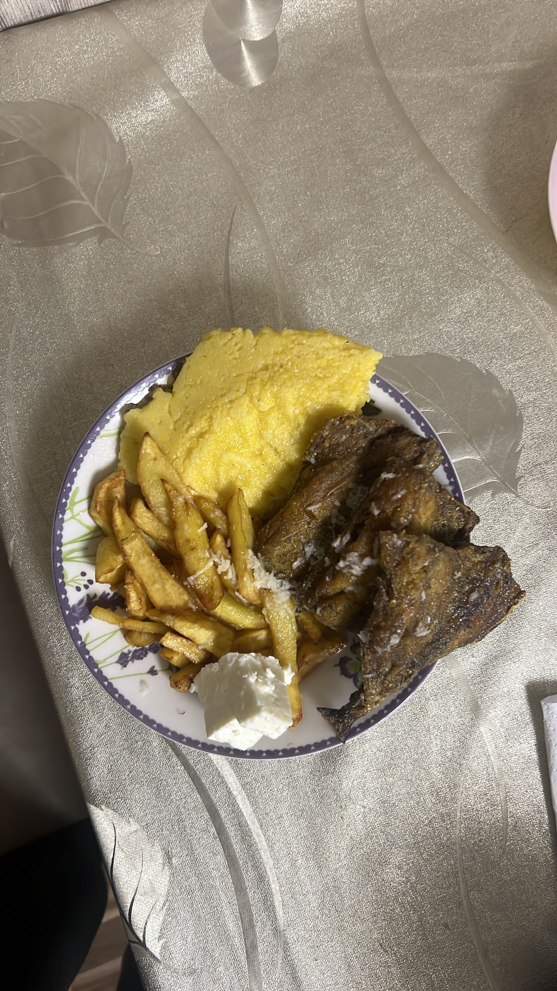 Pește prăjit cu mămăligă