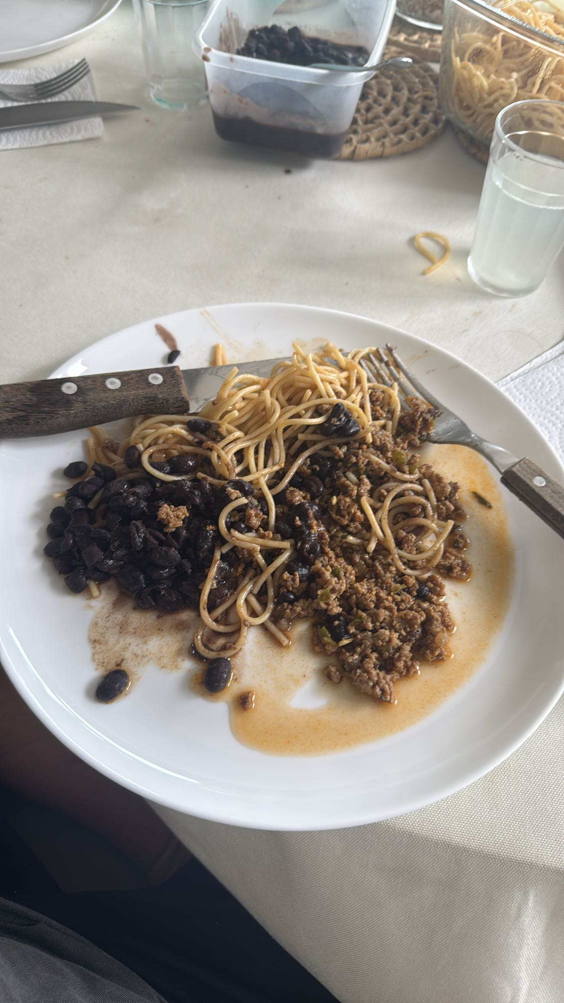 Macarrão com carne e feijão