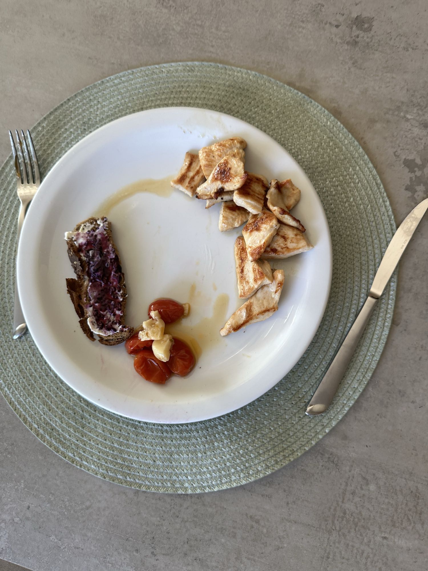 Pollo, pan y tomates