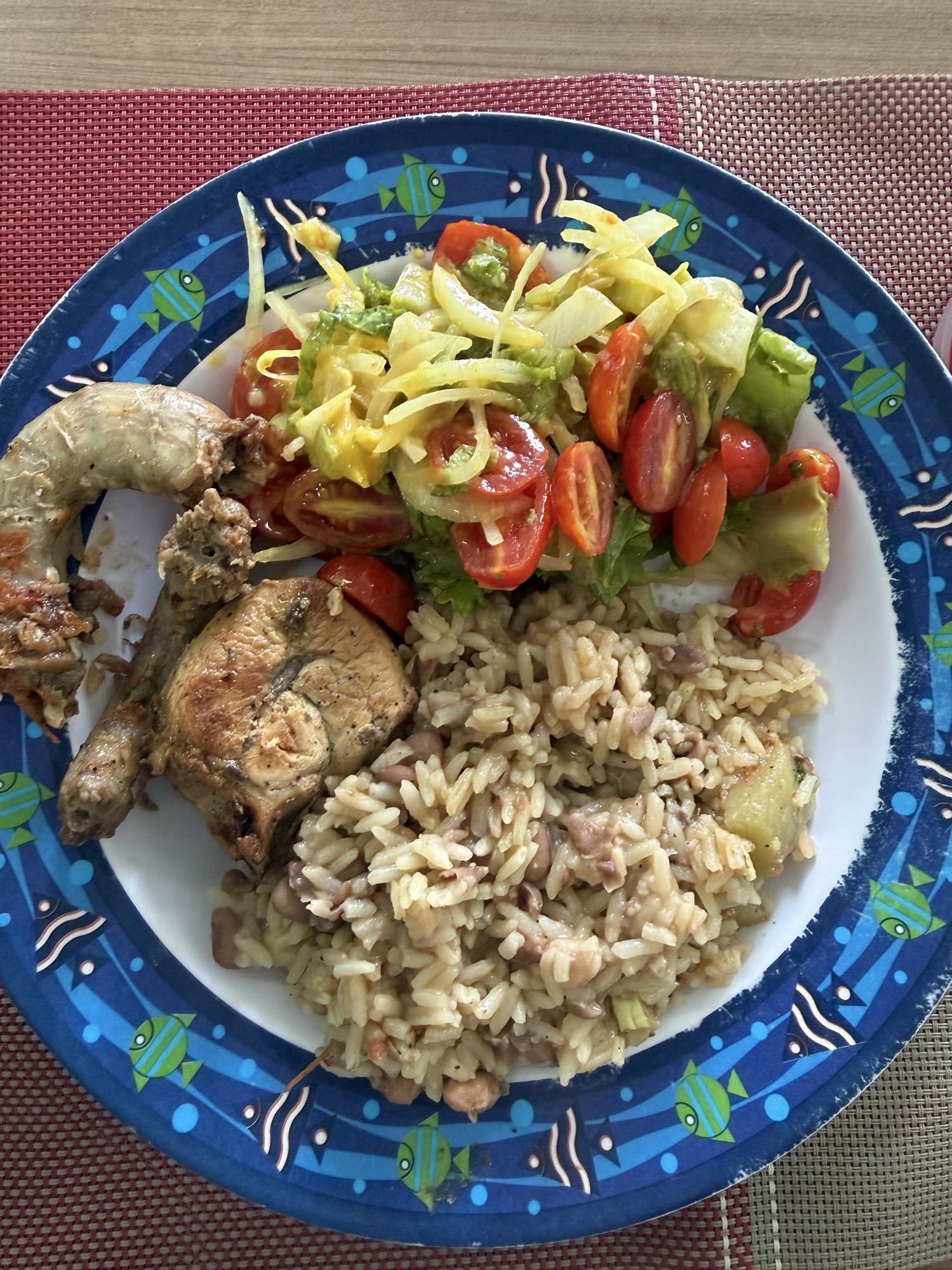 Arroz, frango e salada