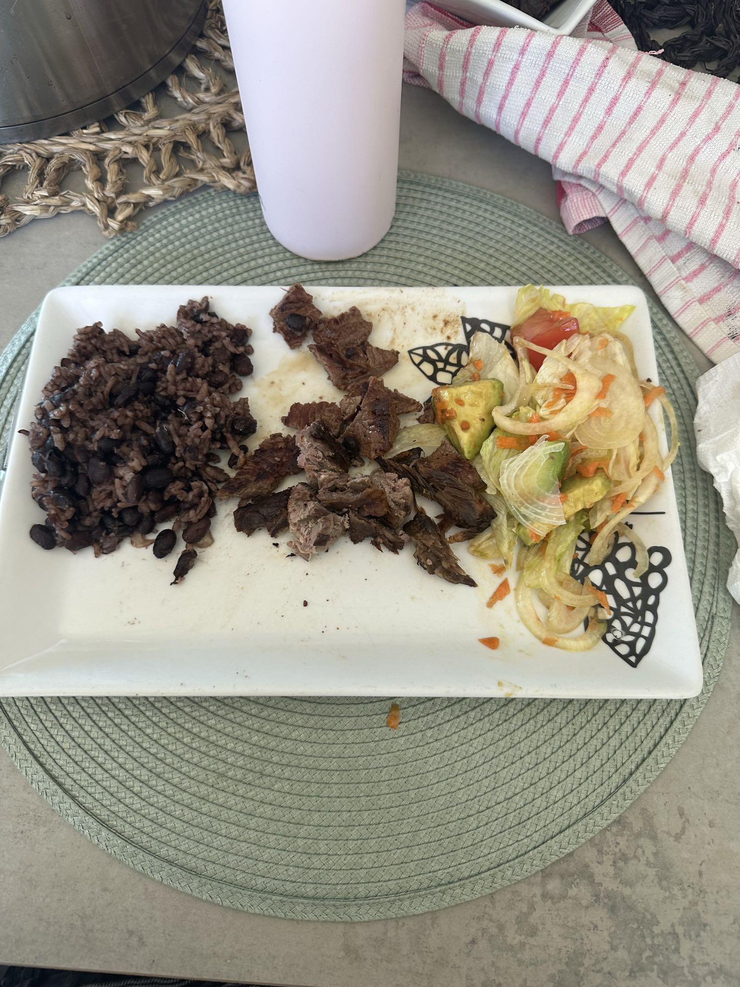 Carne, arroz, ensalada